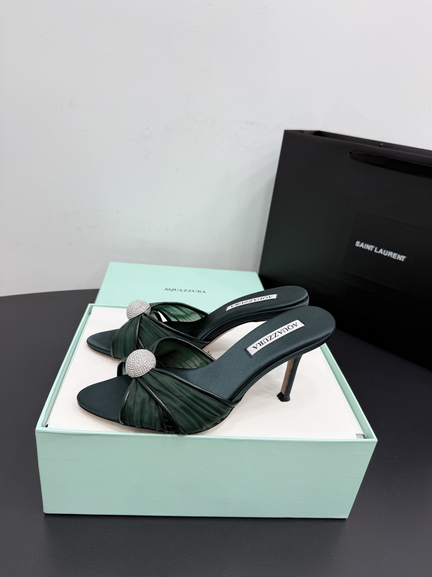Мюли женские Aquazzura из натурального шёлка тёмно-зелёного цвета