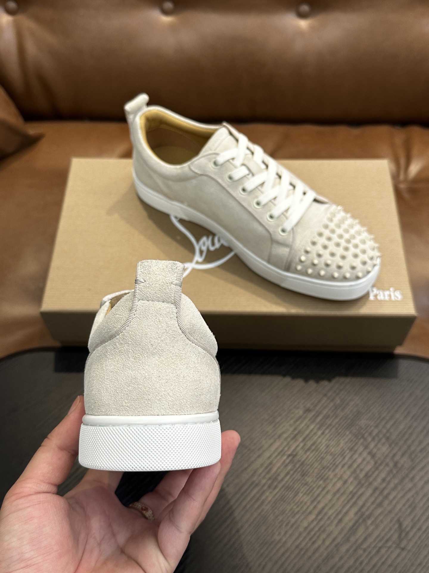 Кроссовки мужские в стиле Christian Louboutin молочно-белого цвета с шипами и белой подошвой