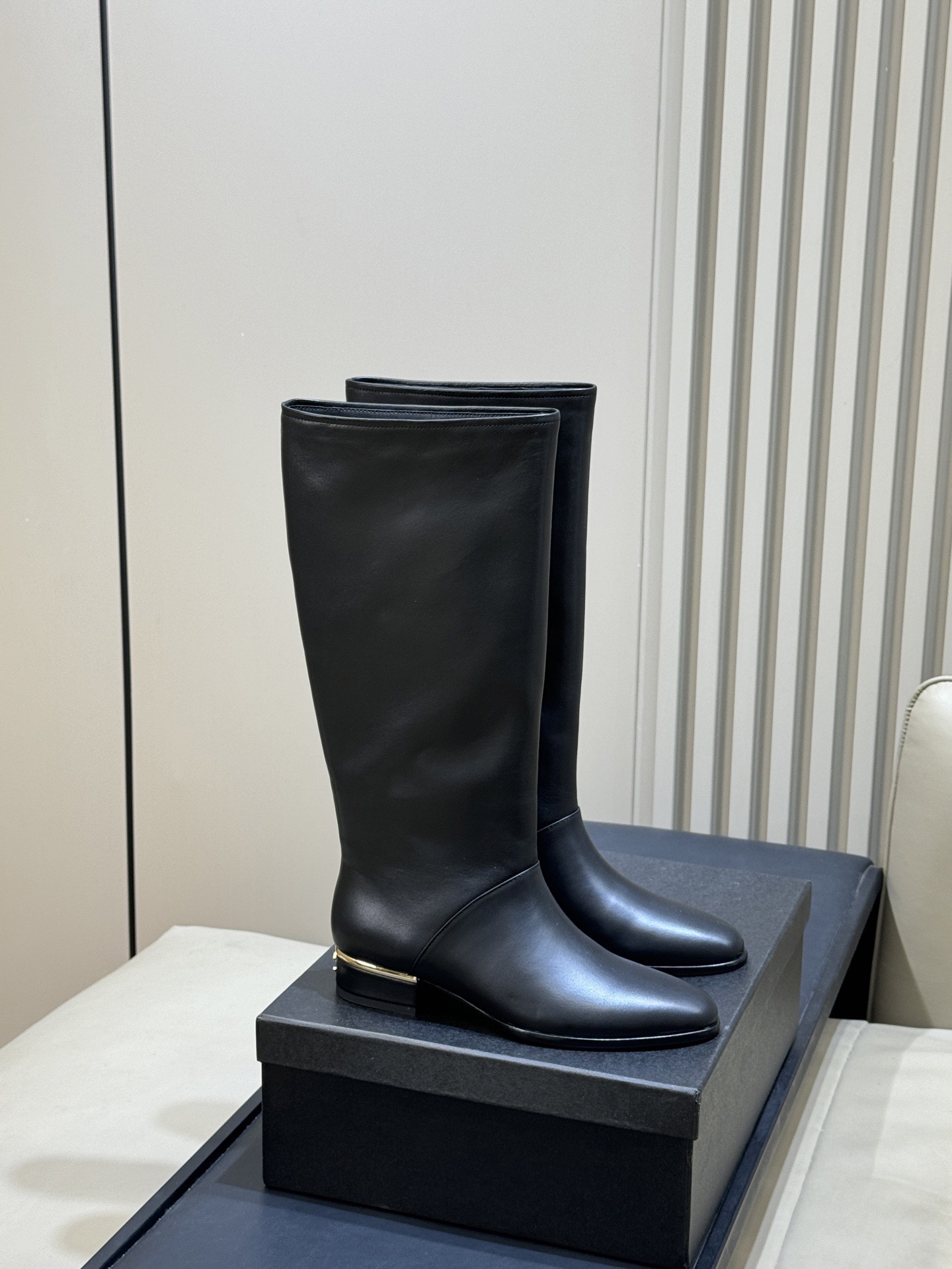 Сапоги женские Chanel Métiers d’art High Boots черного цвета