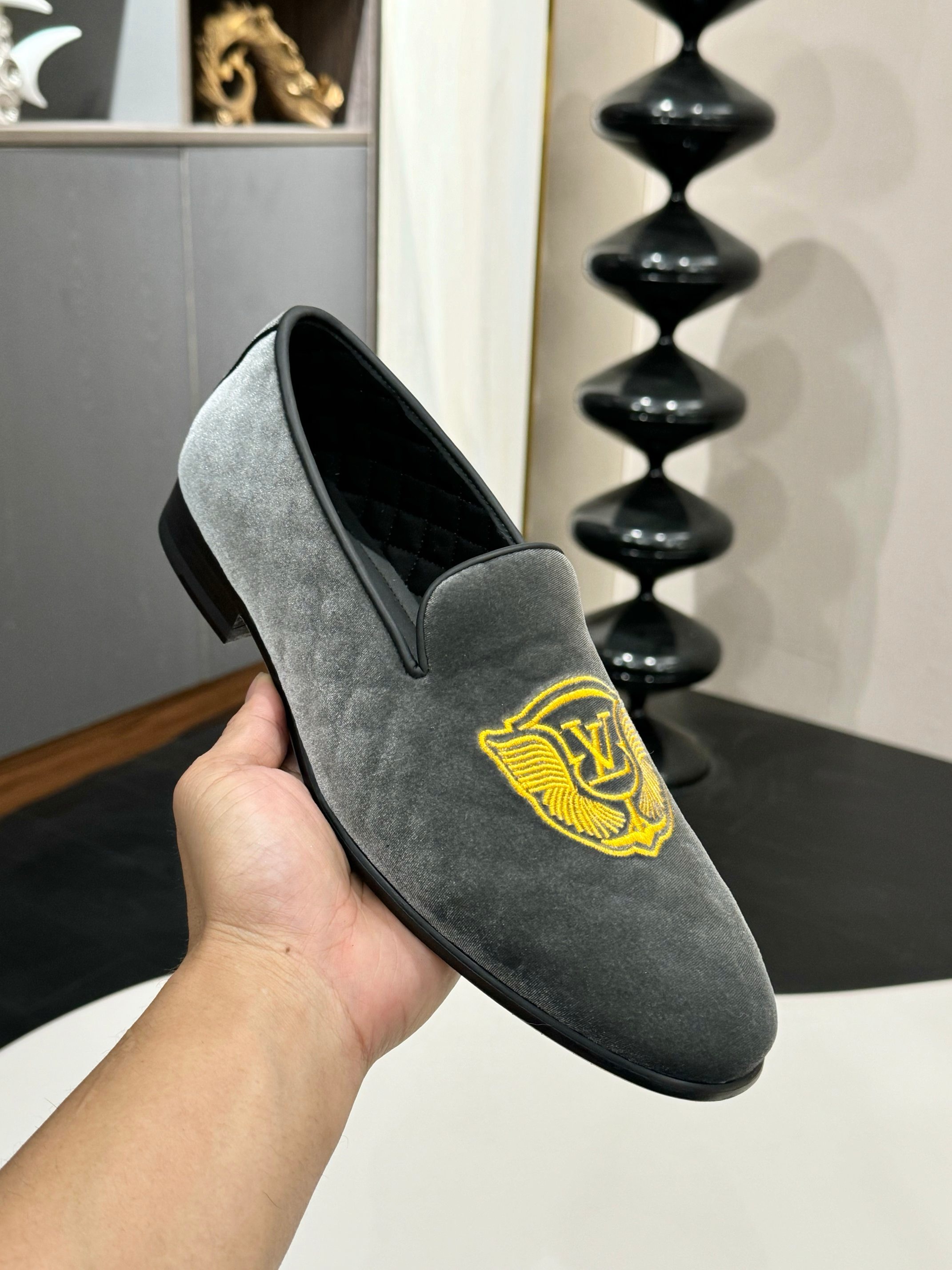Лоферы мужские Louis Vuitton серого цвета