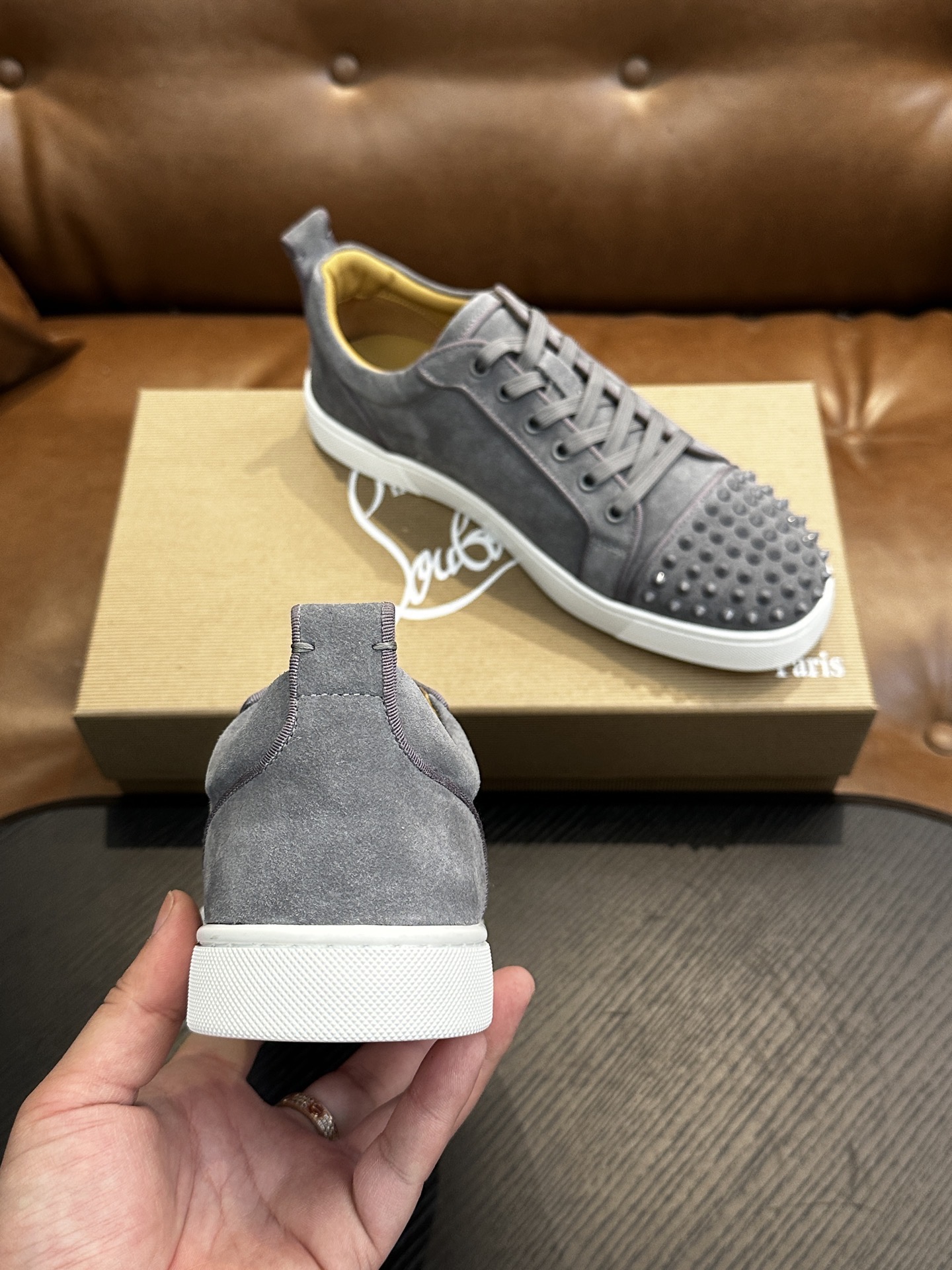 Кроссовки мужские в стиле Christian Louboutin серого цвета с шипами и белой подошвой