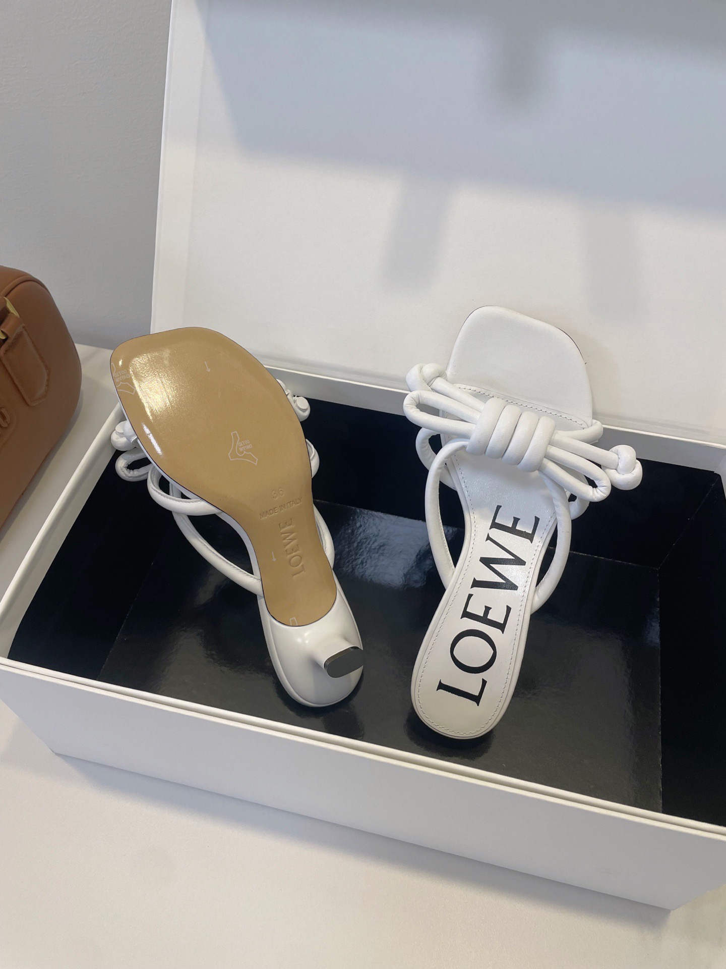 Мюли женские в стиле Loewe с узлом белого цвета