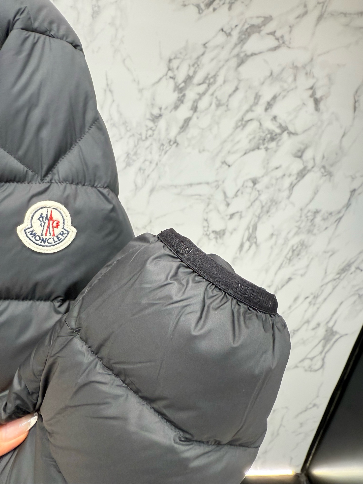Пуховик мужской Moncler Acorus графитового цвета с натуральным пухом