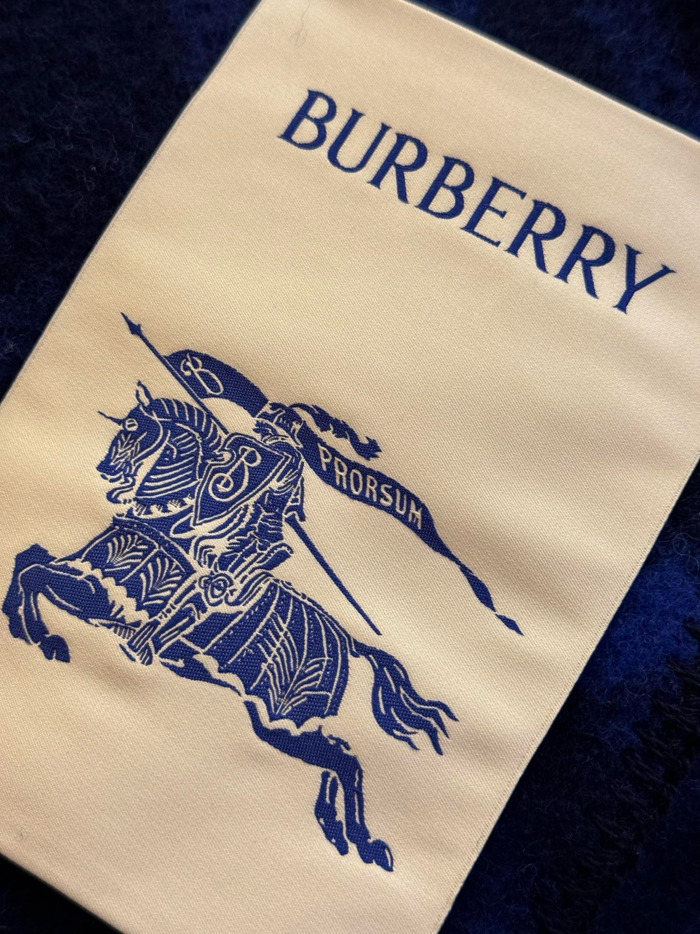Шарф унисекс в стиле Burberry двусторонний из мягкой шерсти с диагональной клеткой тёмно-синего  цвета
