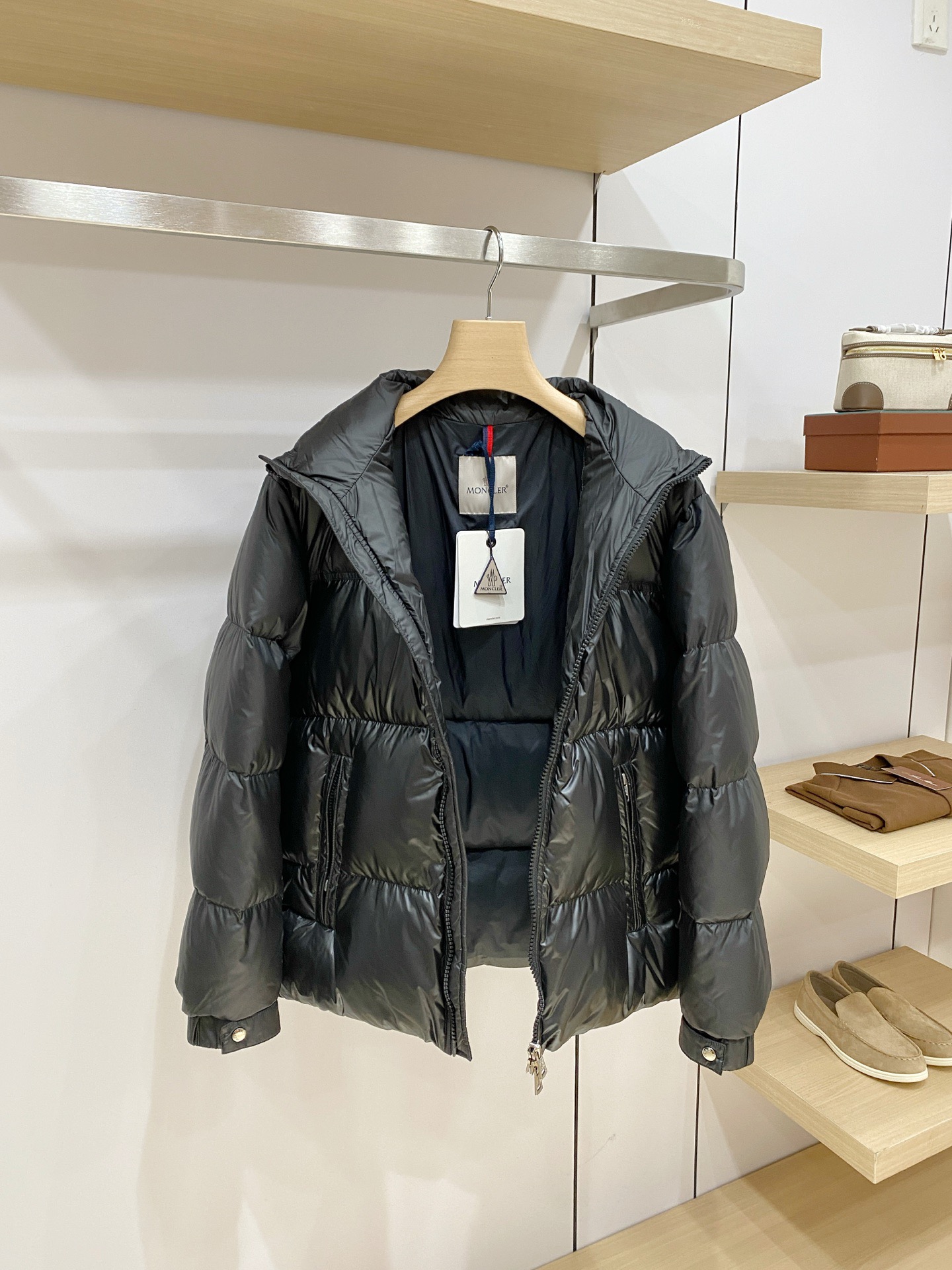 Куртка пуховая мужская Moncler чёрного цвета с натуральным гусиным пухом и вышитым логотипом