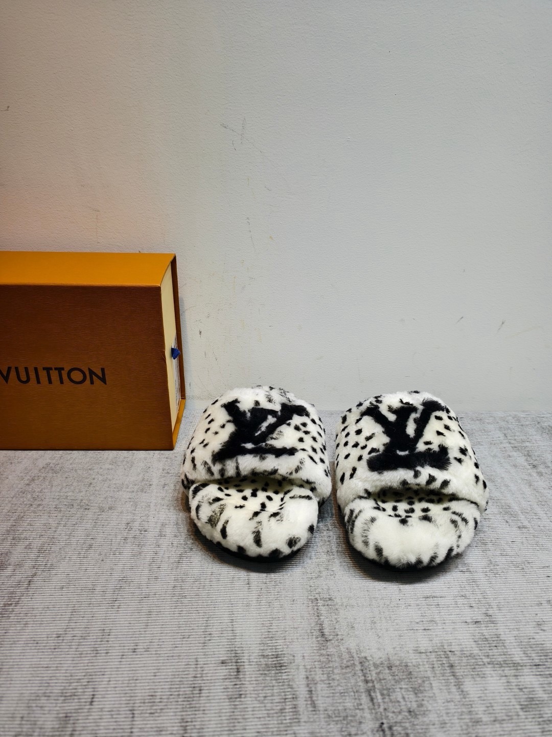 Шлепанцы женские Louis Vuitton белого цвета