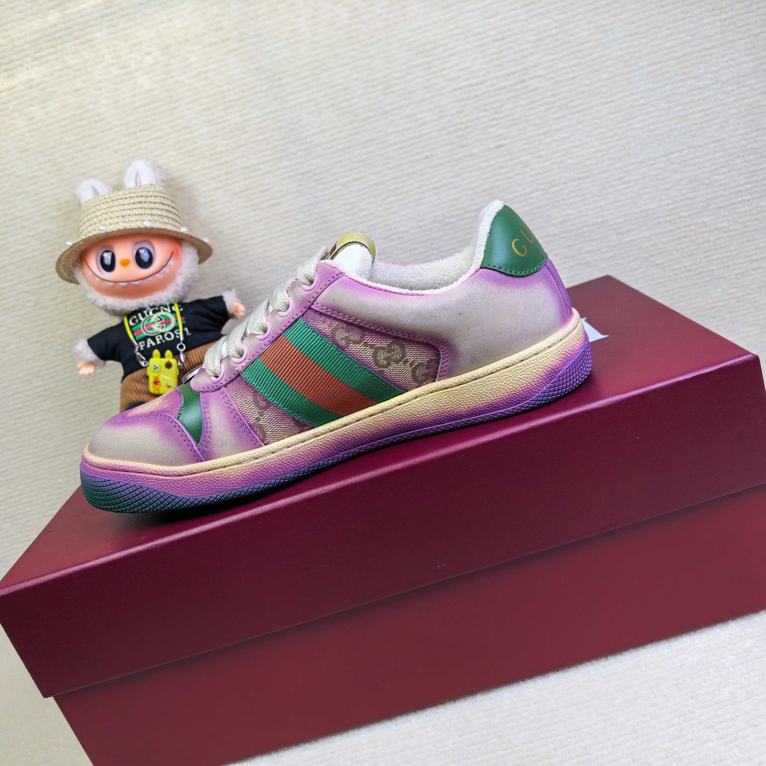 Кроссовки унисекс в стиле Gucci с градиентным переливом и декоративной подвеской