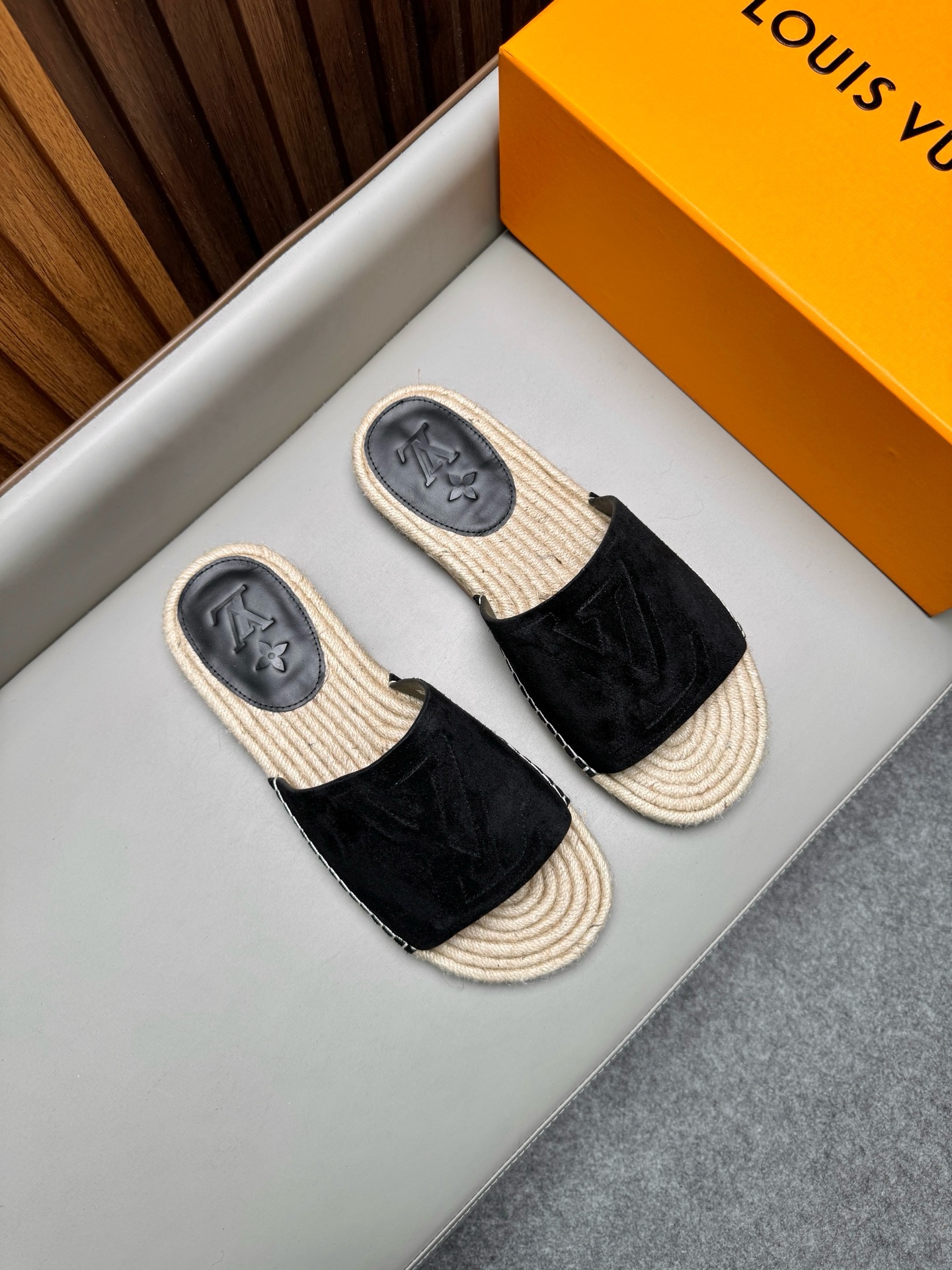 Шлёпанцы мужские в стиле Louis Vuitton из натуральной замши черного цвета