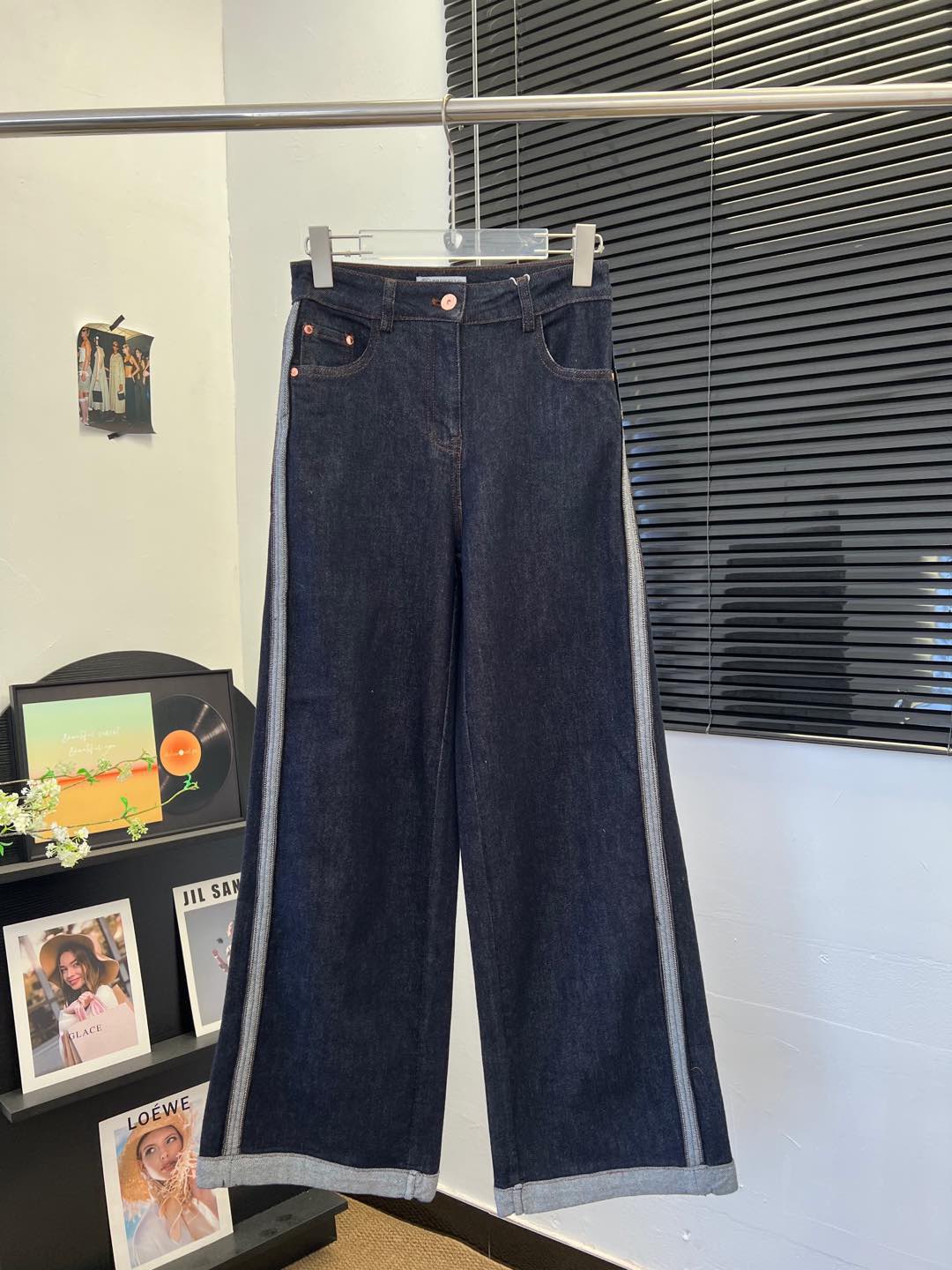 Джинсы женские в стиле Brunello Cucinelli тёмно-синего цвета с контрастной боковой отделкой