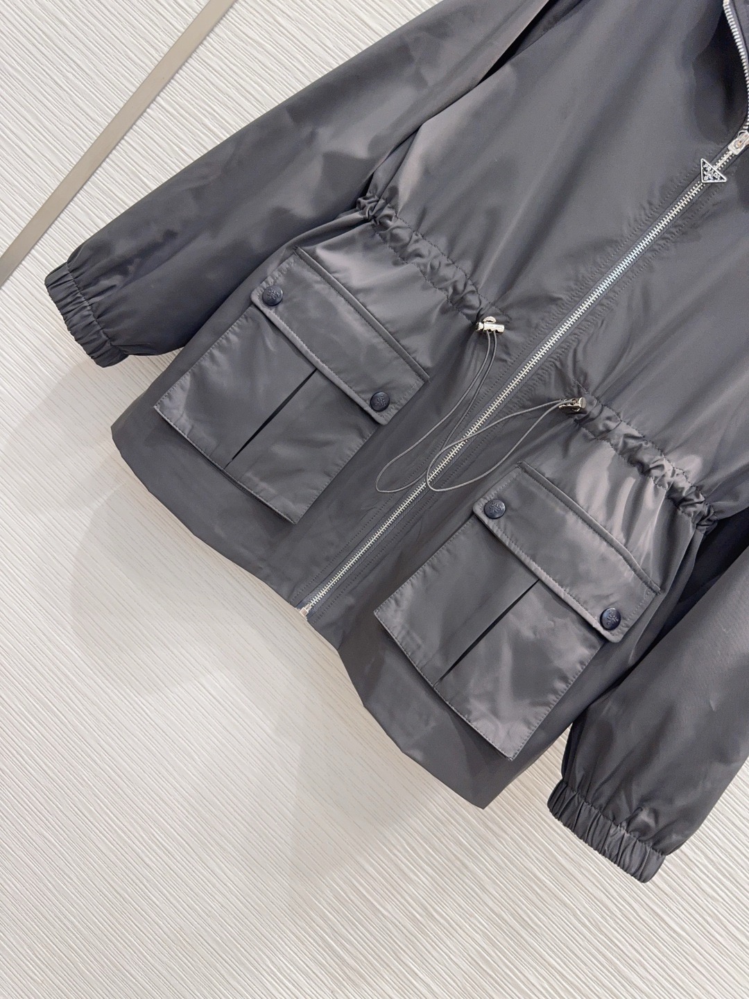 Куртка женская Prada серого цвета с капюшоном