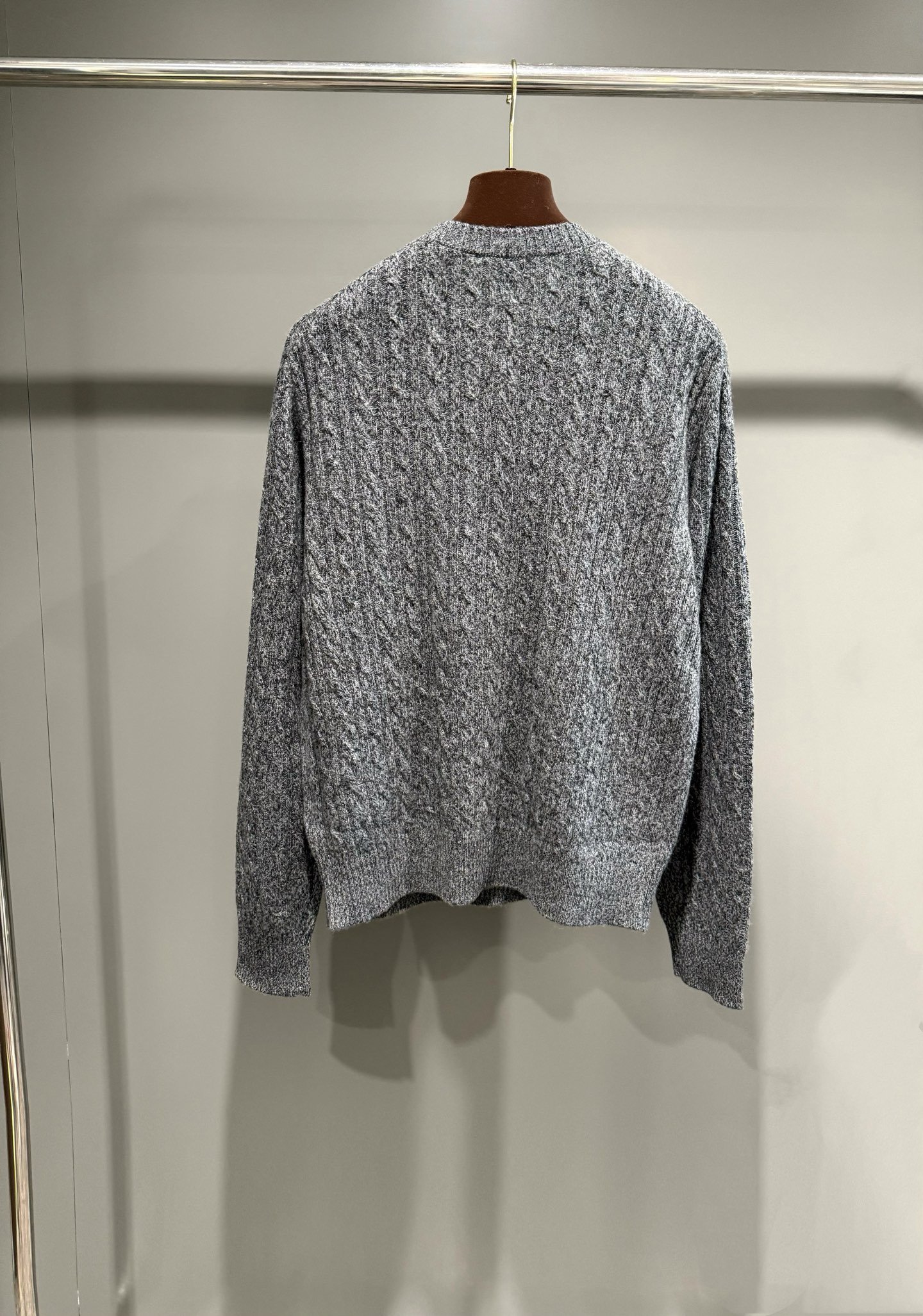 Свитер мужской в стиле Loro Piana Treccia из 100% шерсти серого цвета