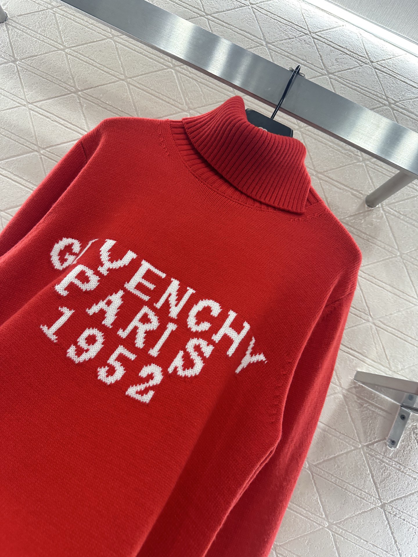 Свитер женский Givenchy Paris 1952 красный цвета с высоким воротом