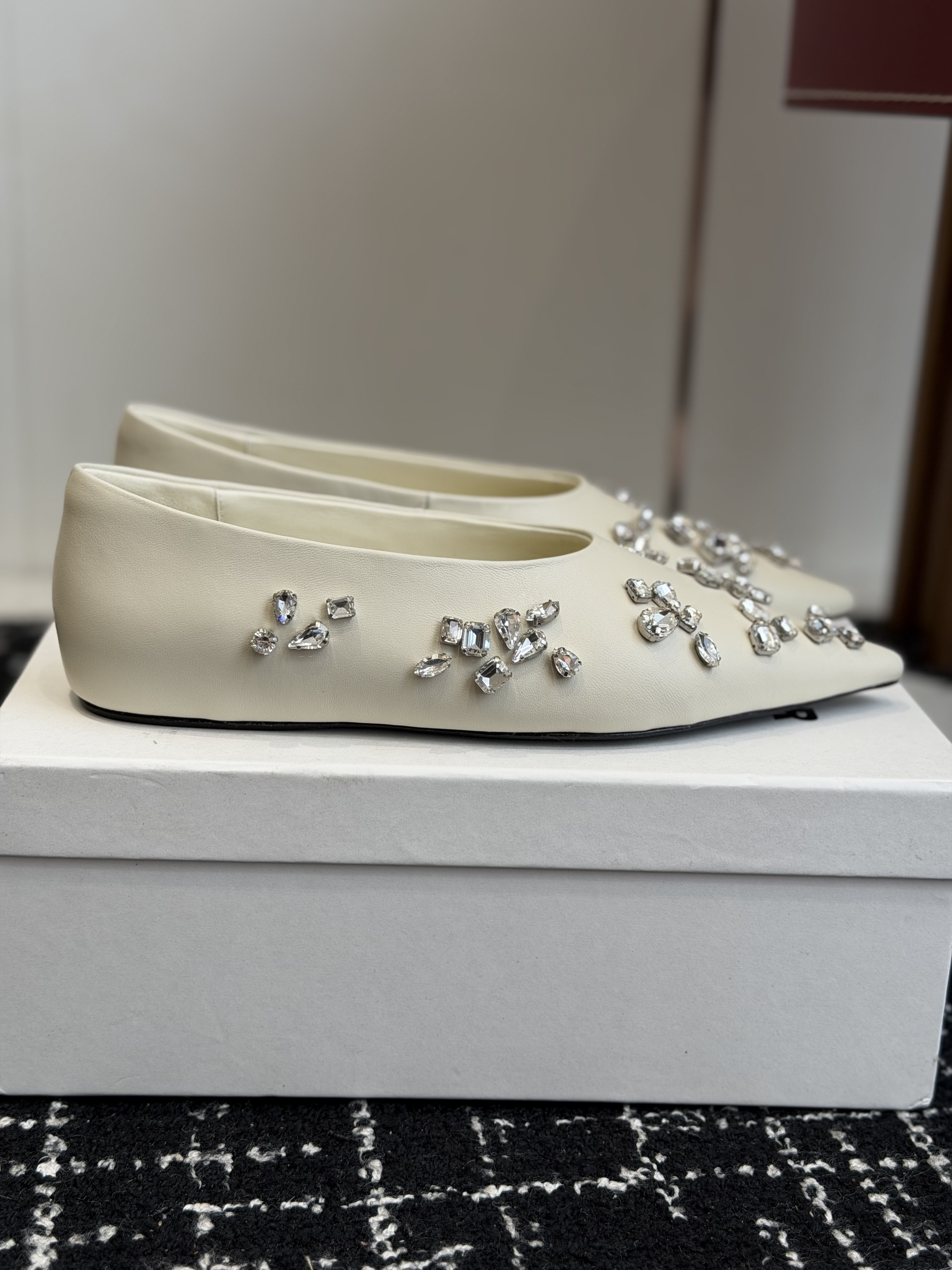 Балетки женские в стиле Jil Sander с кристаллами молочного цвета