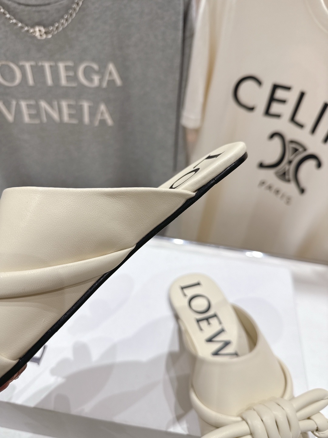 Мюли женские в стиле LOEWE F036 молочного цвета со шнуровкой