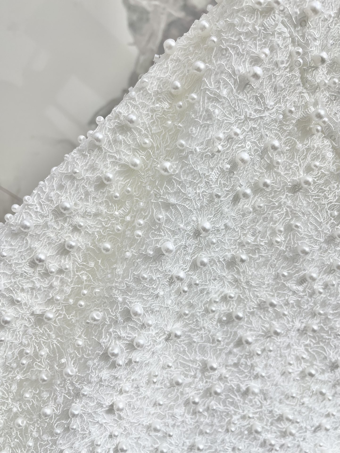 Платье женское в стиле Saint Laurent вечернее с декором из жемчуга и пайеток белого цвета