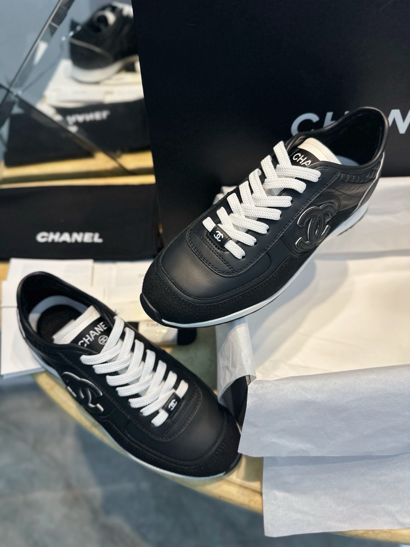 Кроссовки Chanel черного цвета с белыми вставками