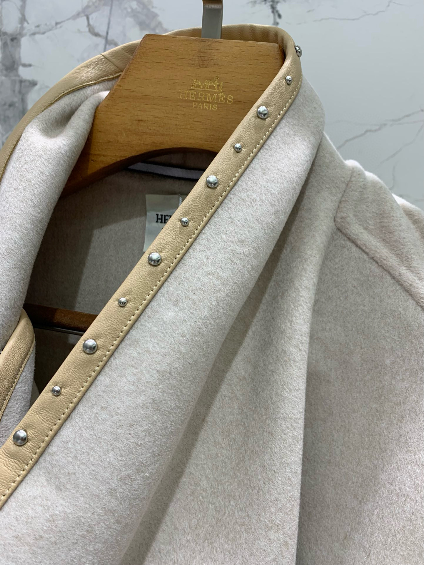 Пальто женское в стиле Hermès из шерсти с кожаными вставками и заклёпками в бежевом цвете