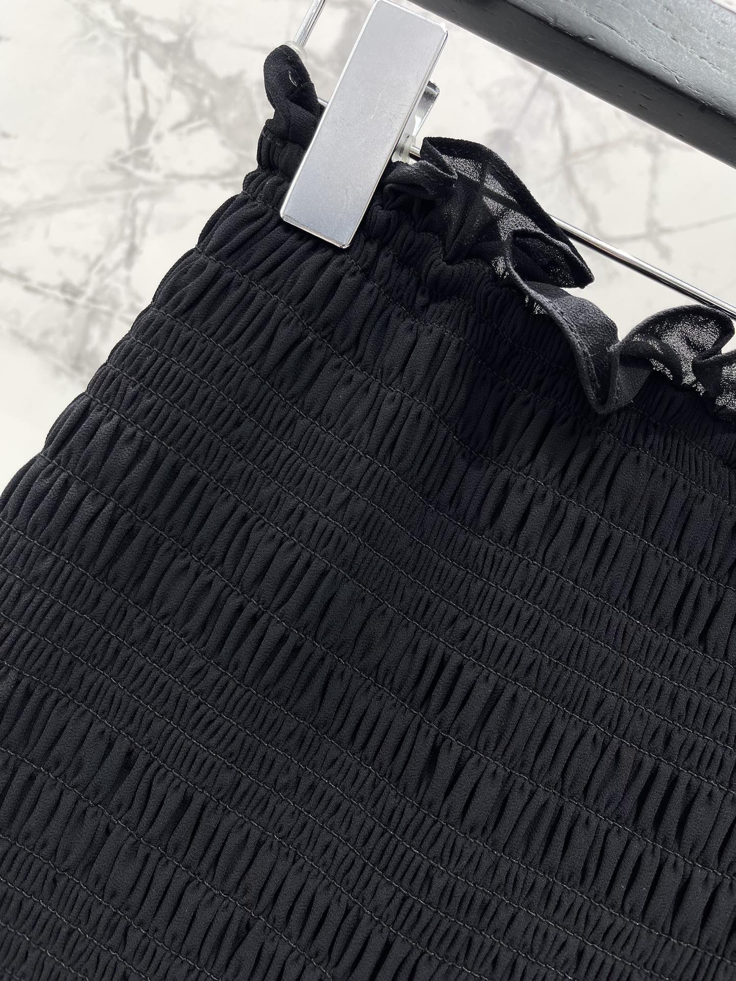 Юбка женская в стиле Saint Laurent чёрного цвета с рельефной отделкой и оборкой