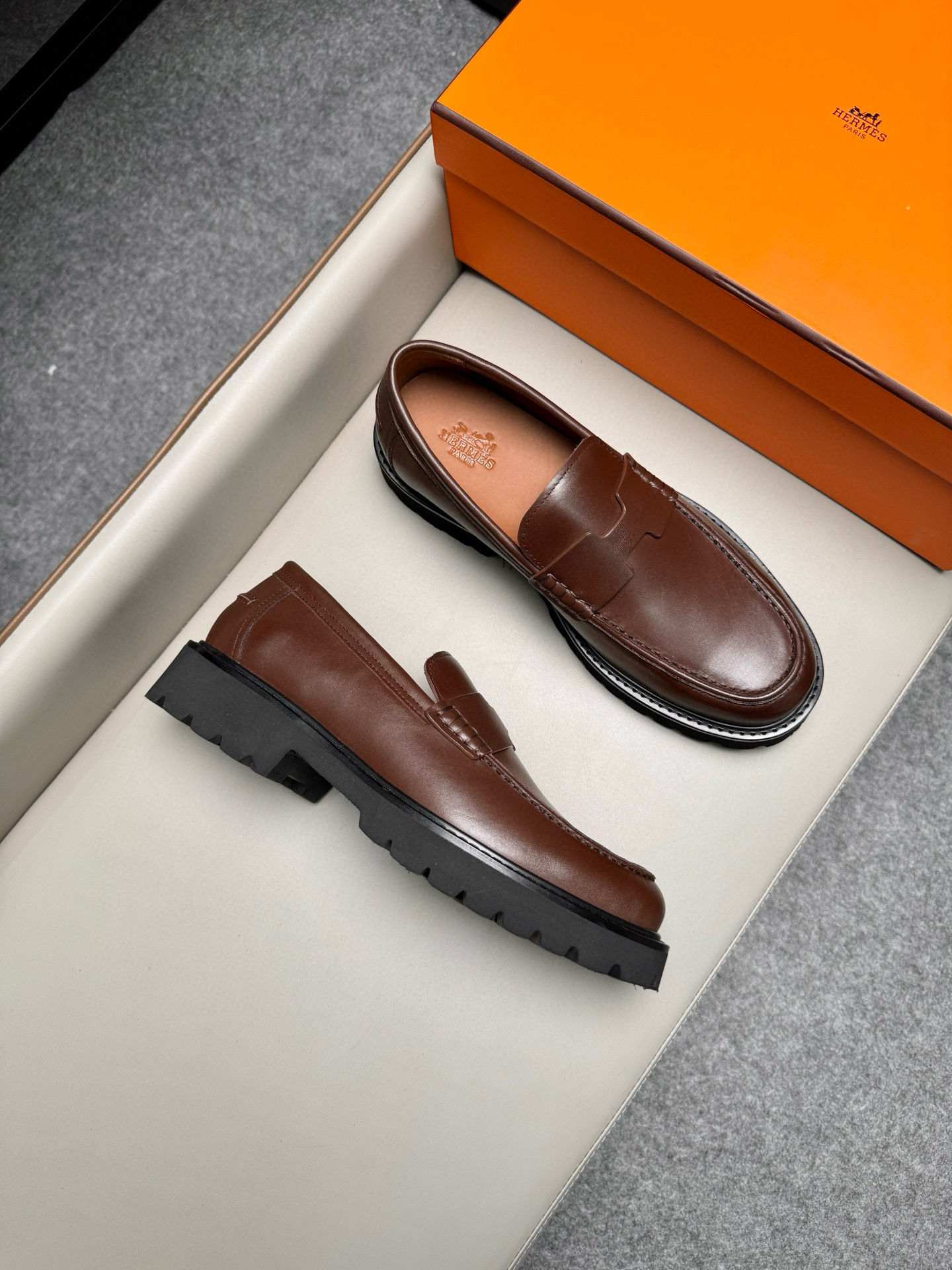 Лоферы мужские в стиле Hermes из натуральной кожи коричневого цвета