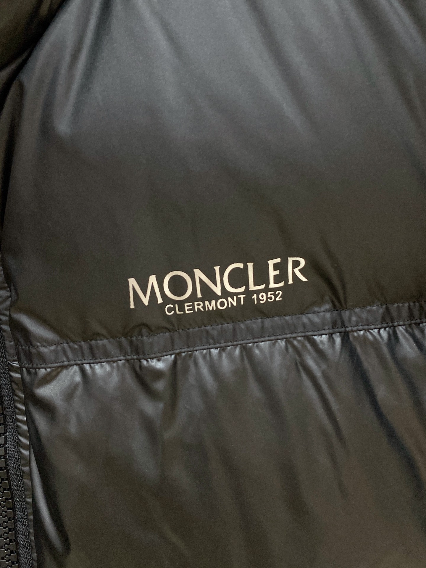 Куртка пуховая мужская Moncler чёрного цвета с натуральным гусиным пухом и вышитым логотипом