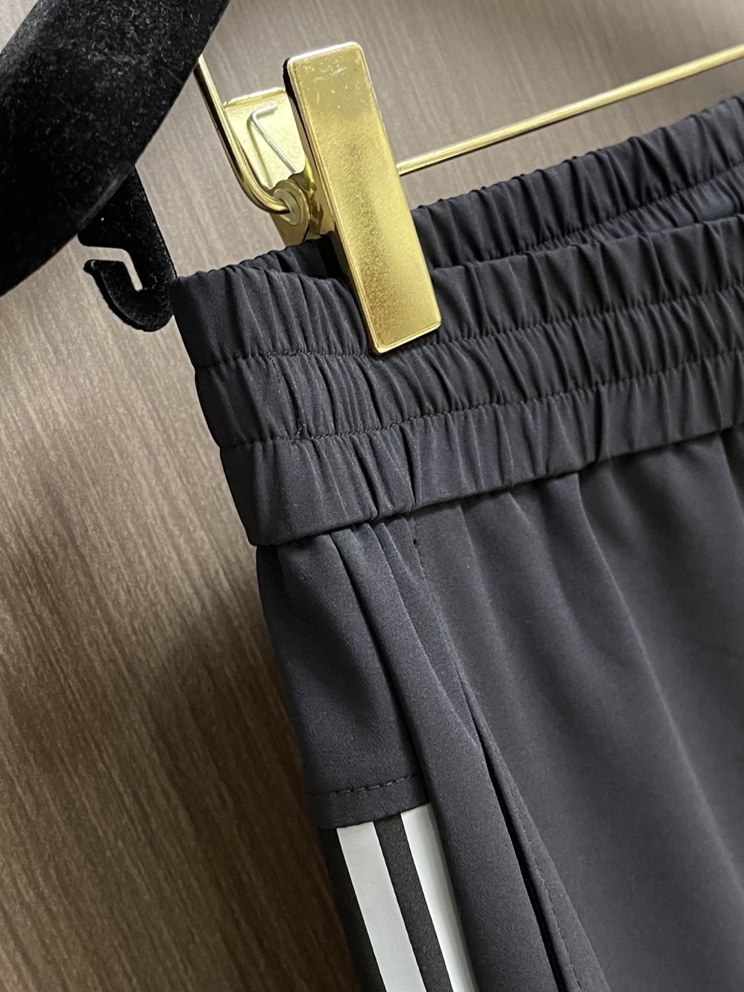 Костюм мужской в стиле Zegna тёмно-серого цвета с лампасами