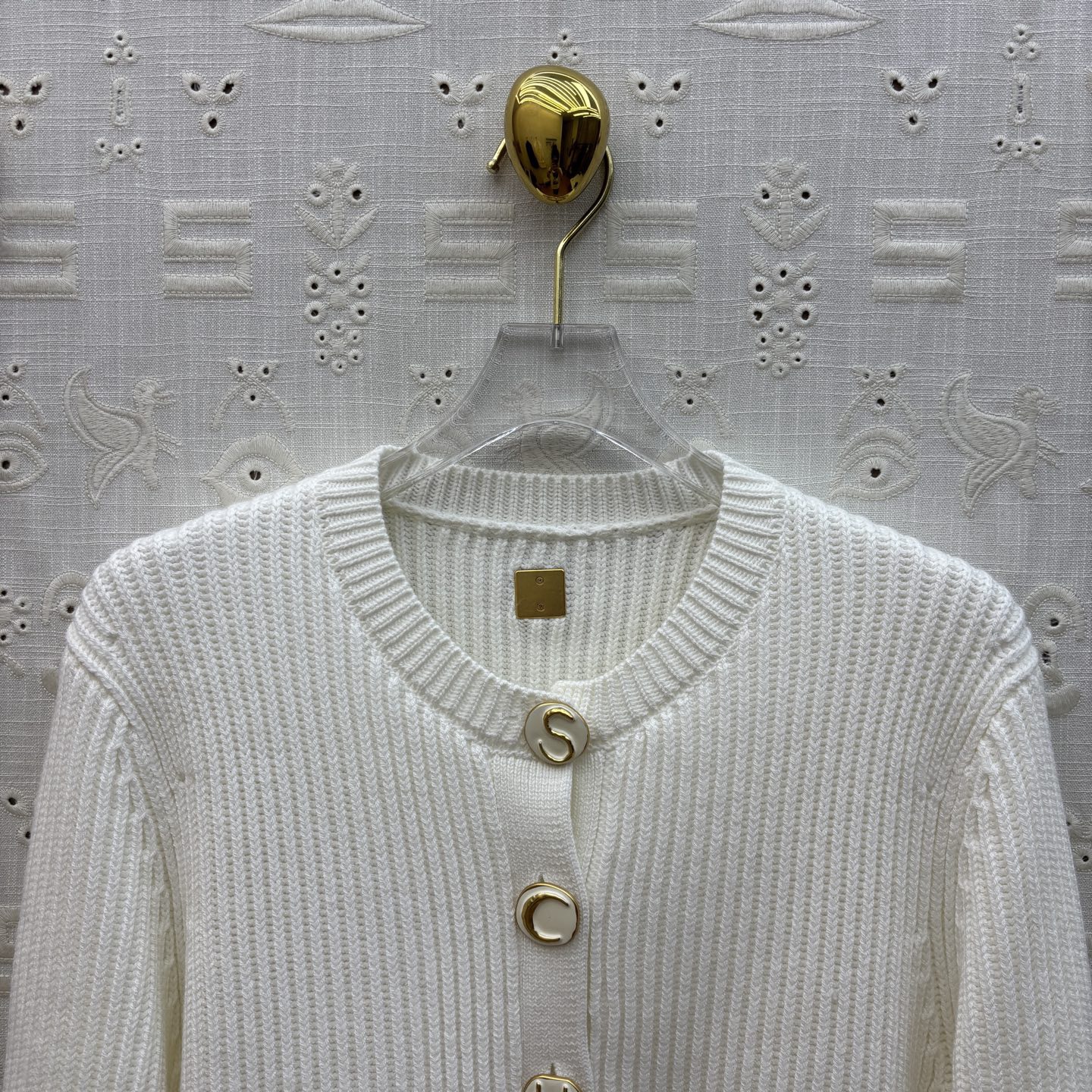 Кардиган женский в стиле Schiaparelli молочного цвета с декоративными пуговицами