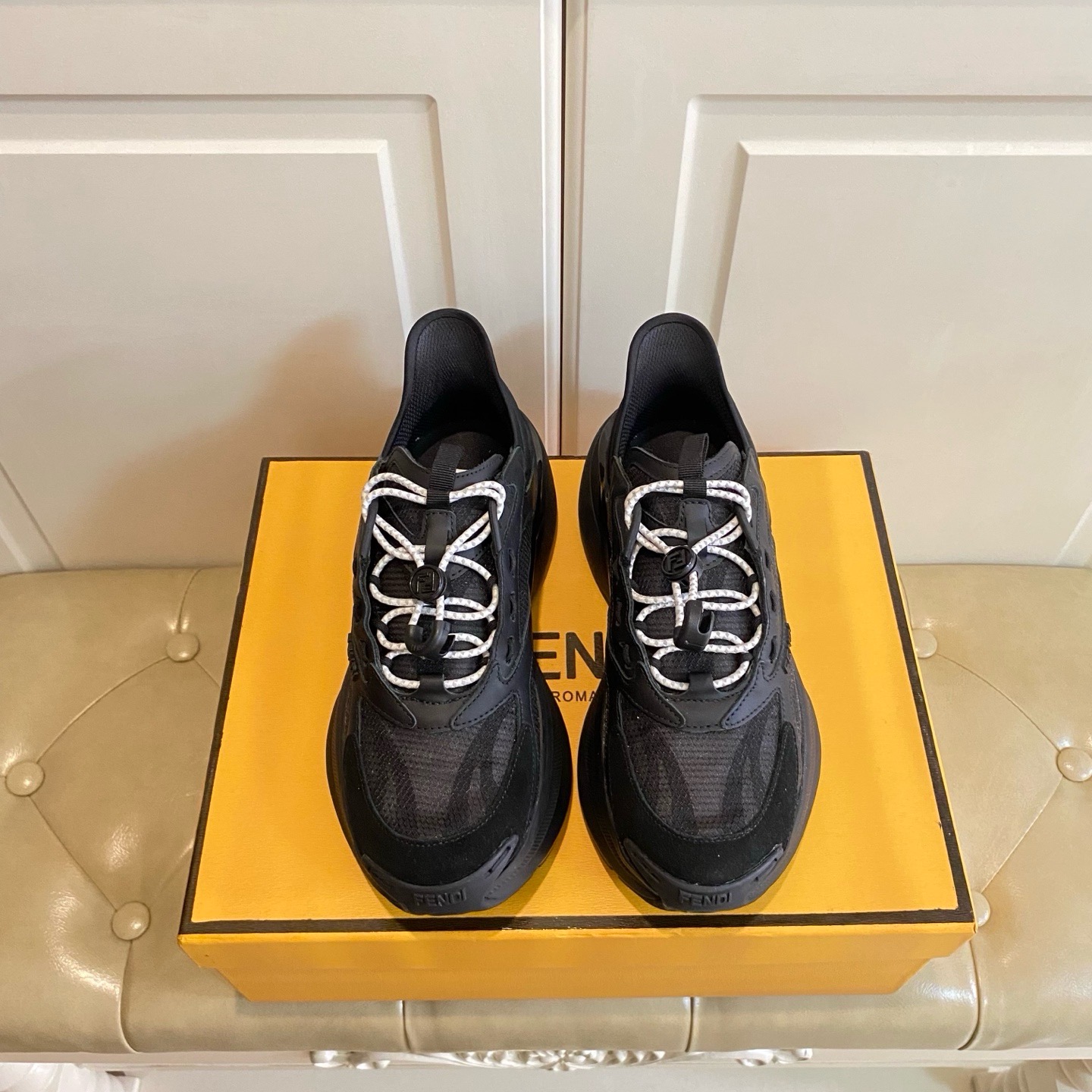 Кроссовки женские в стиле Fendi F-Light чёрного цвета
