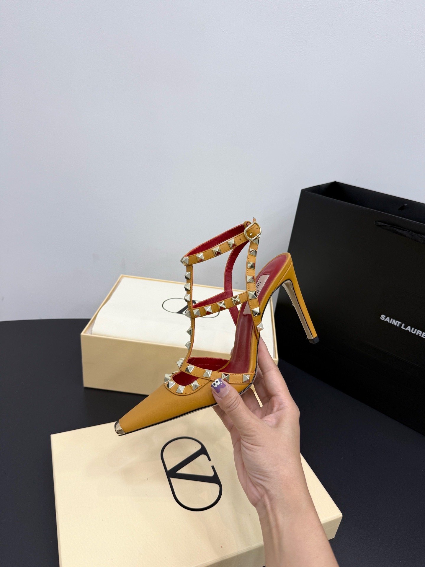 Босоножки женские в стиле Valentino Garavani Rockstud горчичного цвета