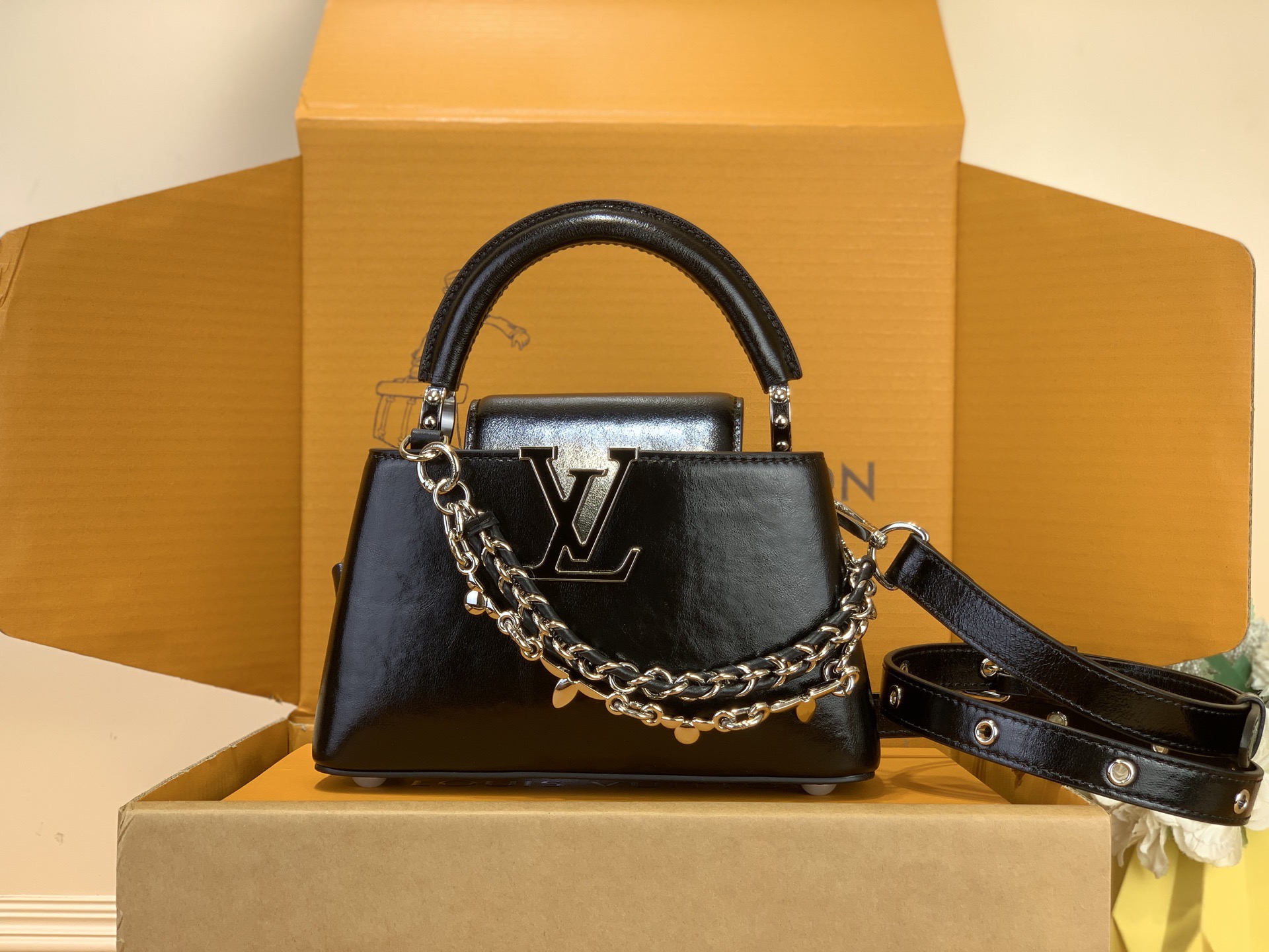 Сумка женская в стиле Louis Vuitton Capucines East-West mini с цепочкой