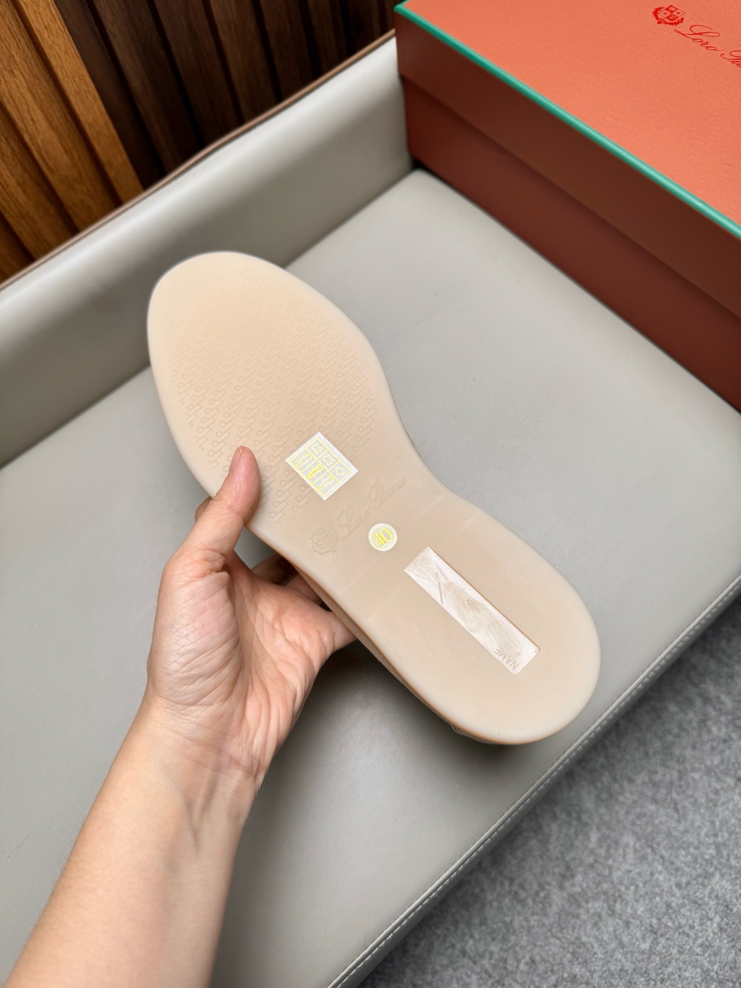 Лоферы унисекс в стиле Loro Piana из натуральной замши бежевого цвета