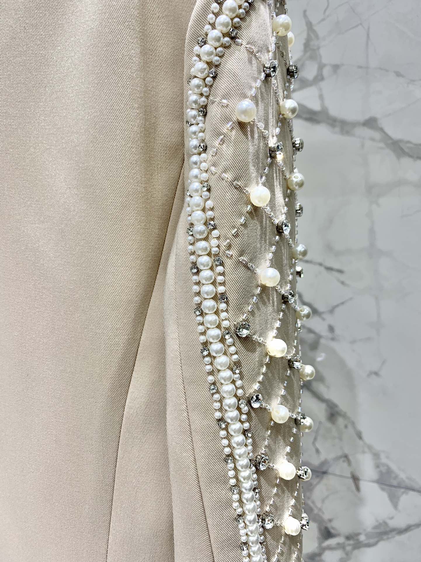 Жакет женский в стиле Balmain из плотной костюмной ткани бежевого цвета с ручной жемчужной вышивкой