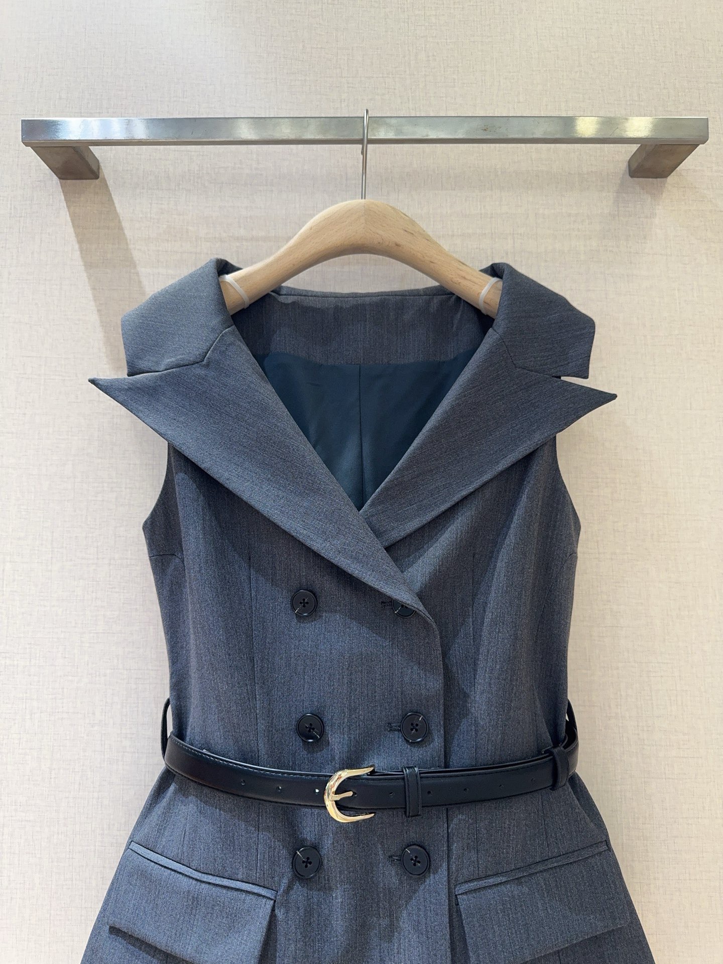 Жилет женский в стиле Self-Portrait  серого цвета двубортный с поясом