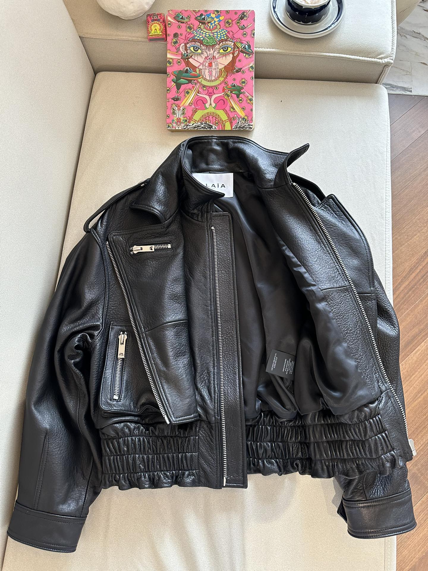 Куртка женская в стиле Alaïa из натуральной кожи чёрного цвета укороченная с акцентным поясом