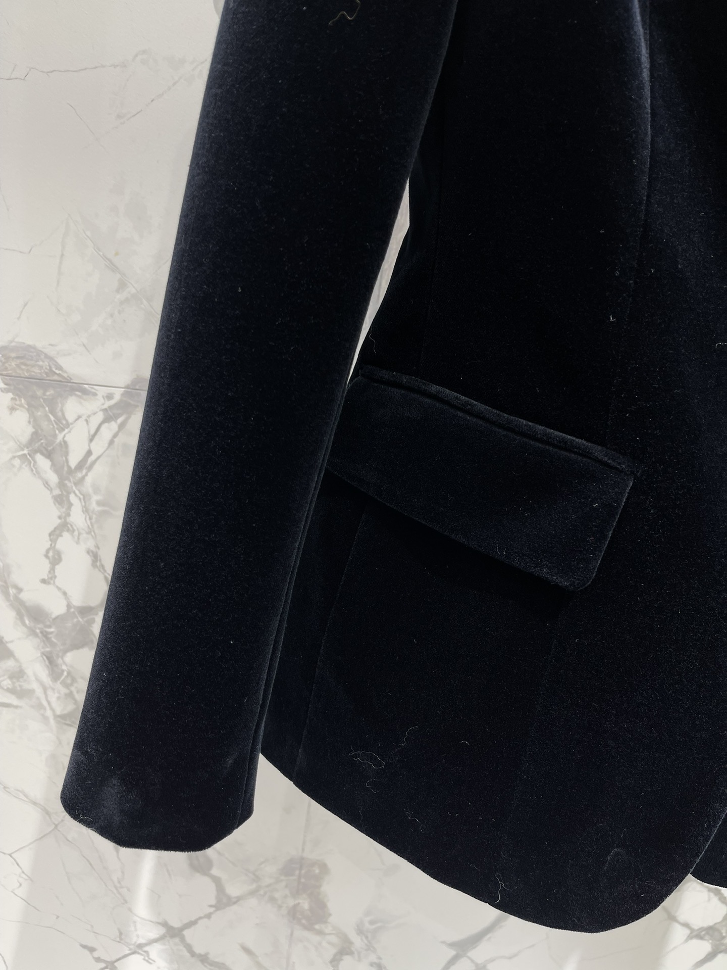 Пиджак женский в стиле Balmain из бархатной ткани тёмно-синего цвета с золотистой пуговицей