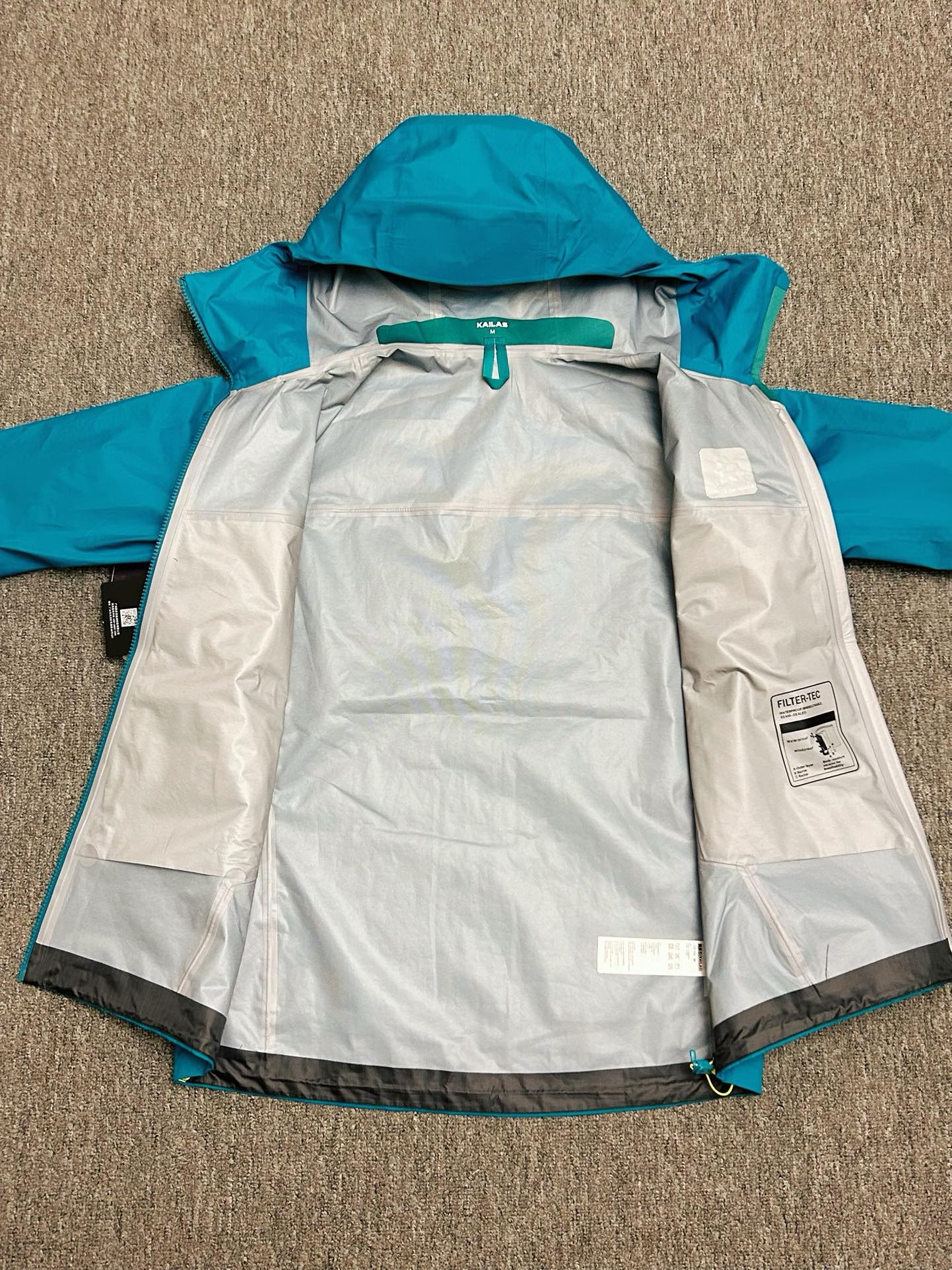 Куртка мужская Kailas Bogda LT из мембранной ткани GORE-TEX с капюшоном зелёного цвета