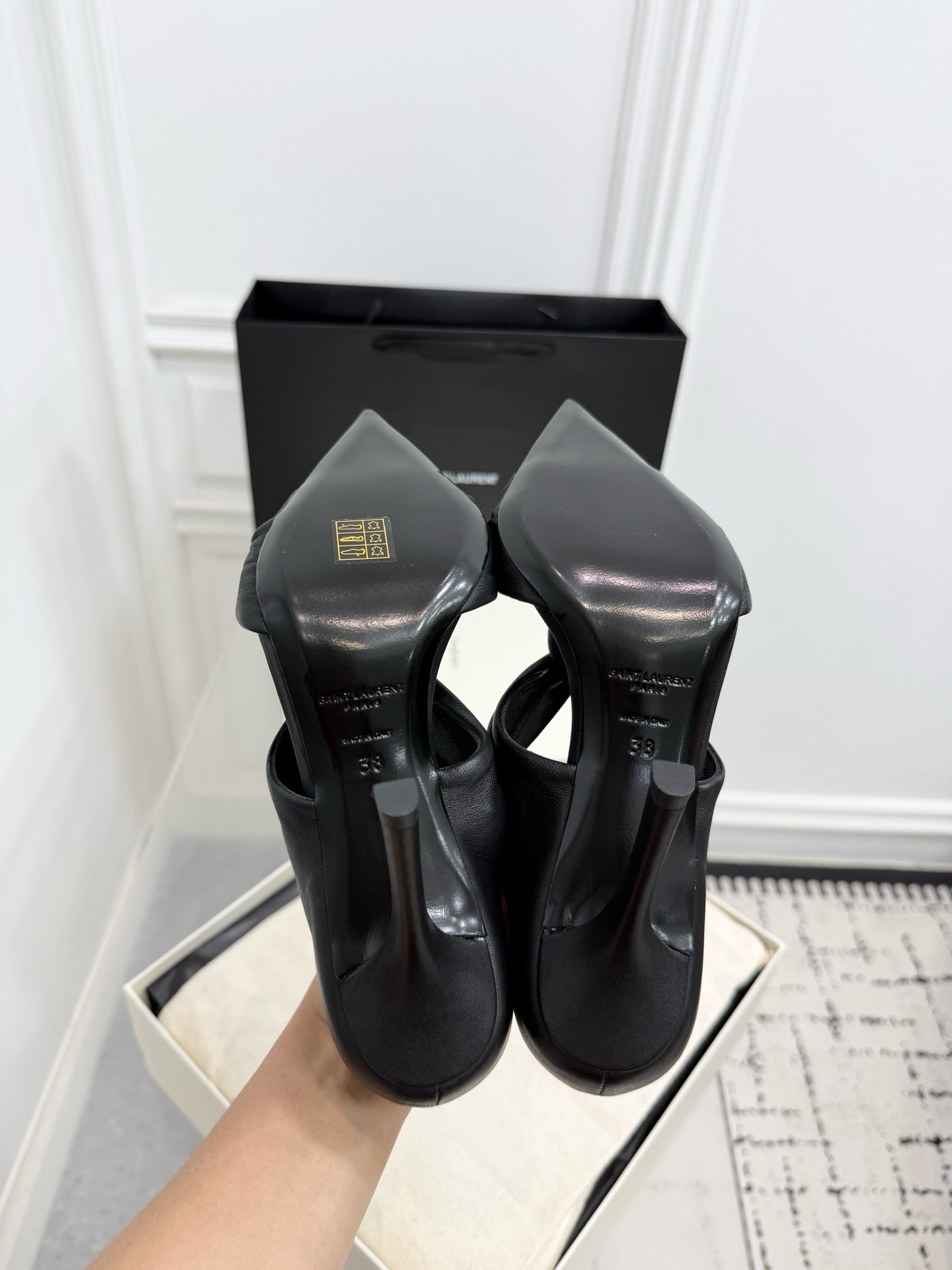 Туфли женские в стиле Saint Laurent из натуральной кожи черного цвета