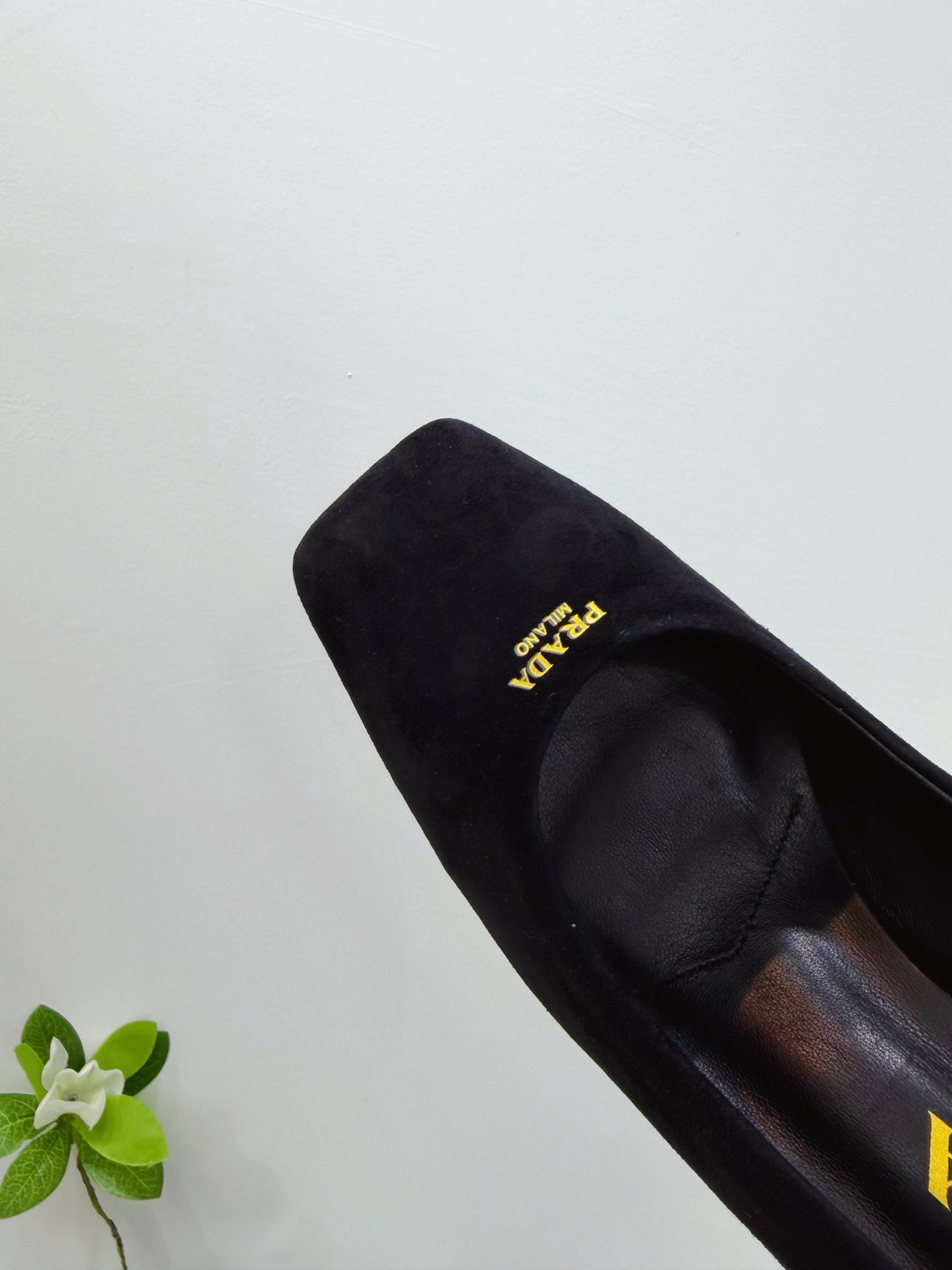 Туфли женские Prada из натуральной замши чёрного цвета