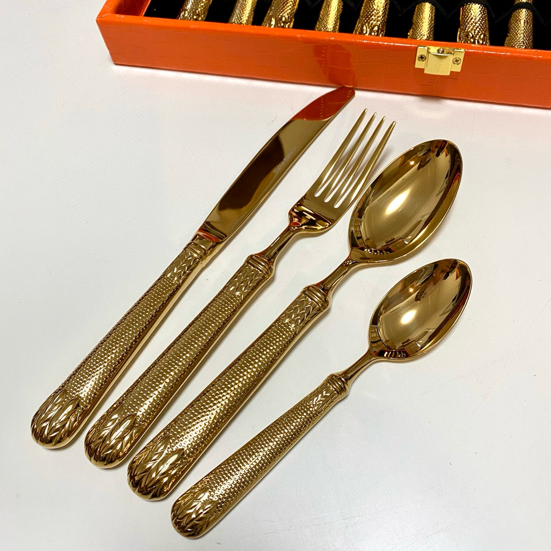 Набор столовых приборов в стиле Hermès золотого цвета в подарочном кейсе (24 предмета)