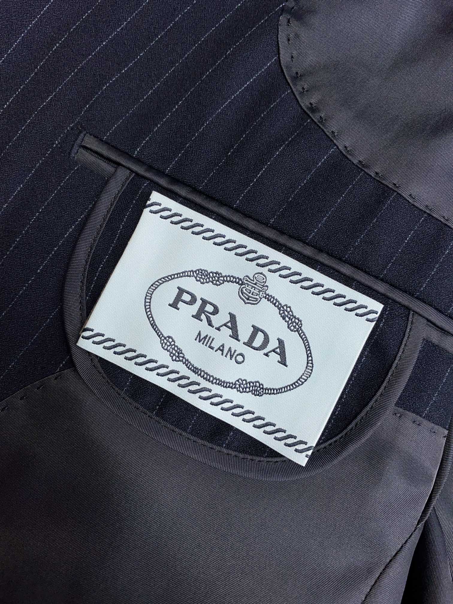 Костюм мужской в стиле Prada классический (пиджак + брюки) тёмно-синего цвета в полоску