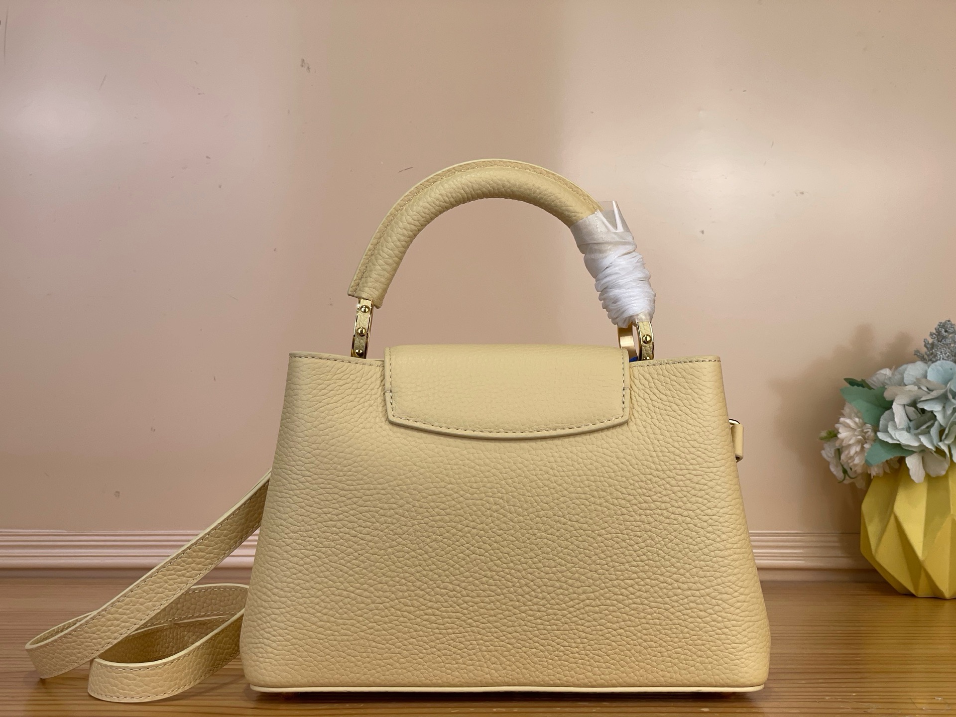 Сумка женская Louis Vuitton Capucines Mini жёлтого цвета