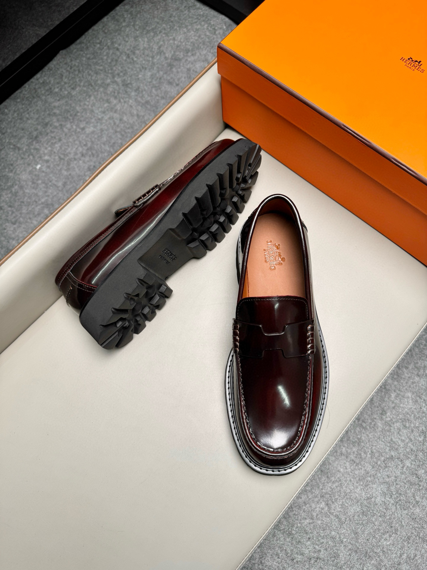 Лоферы мужские в стиле Hermes из натуральной кожи бордового цвета