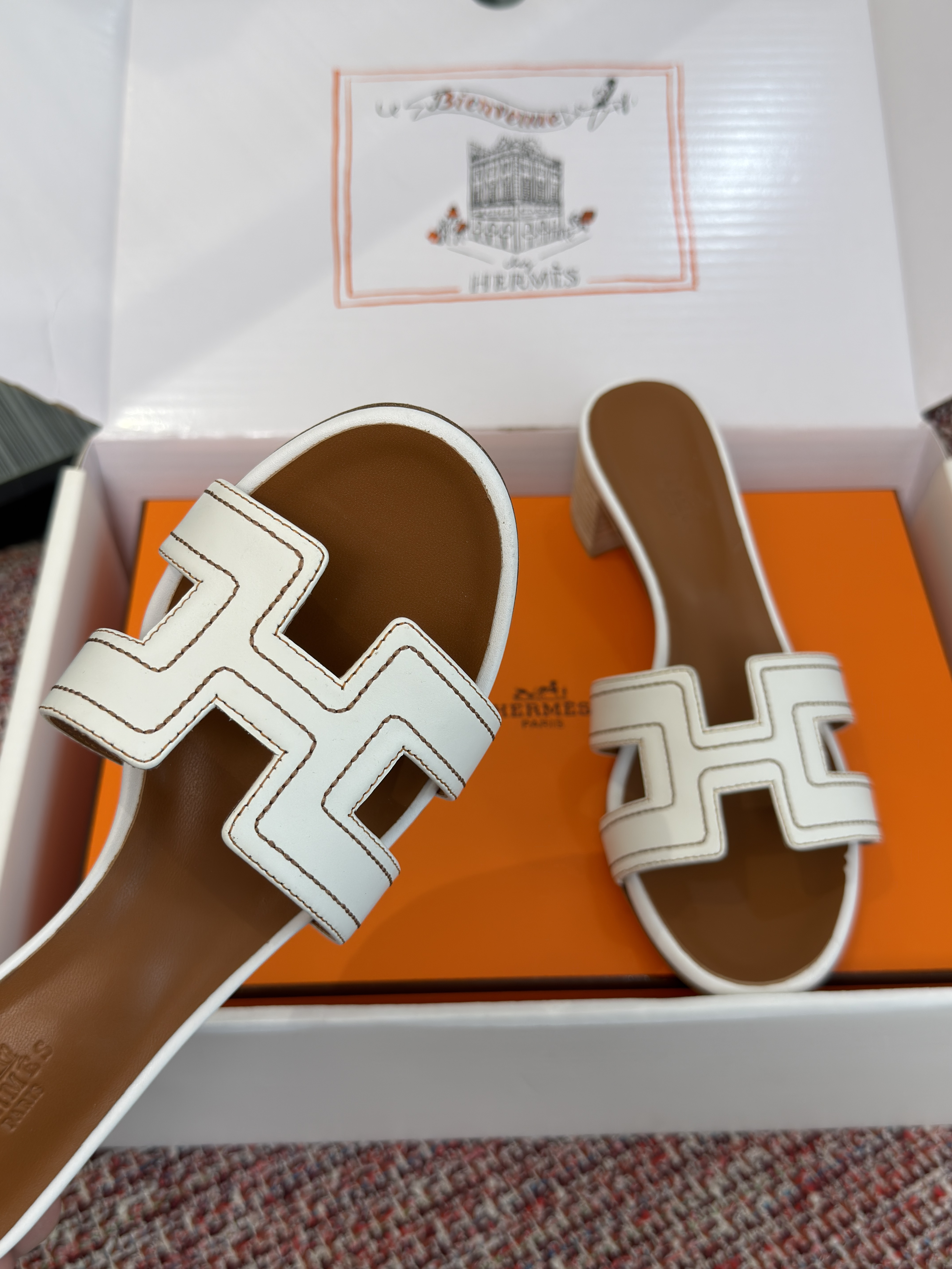 Шлёпанцы женские Hermès Oran коричнево-белого цвета на каблуке