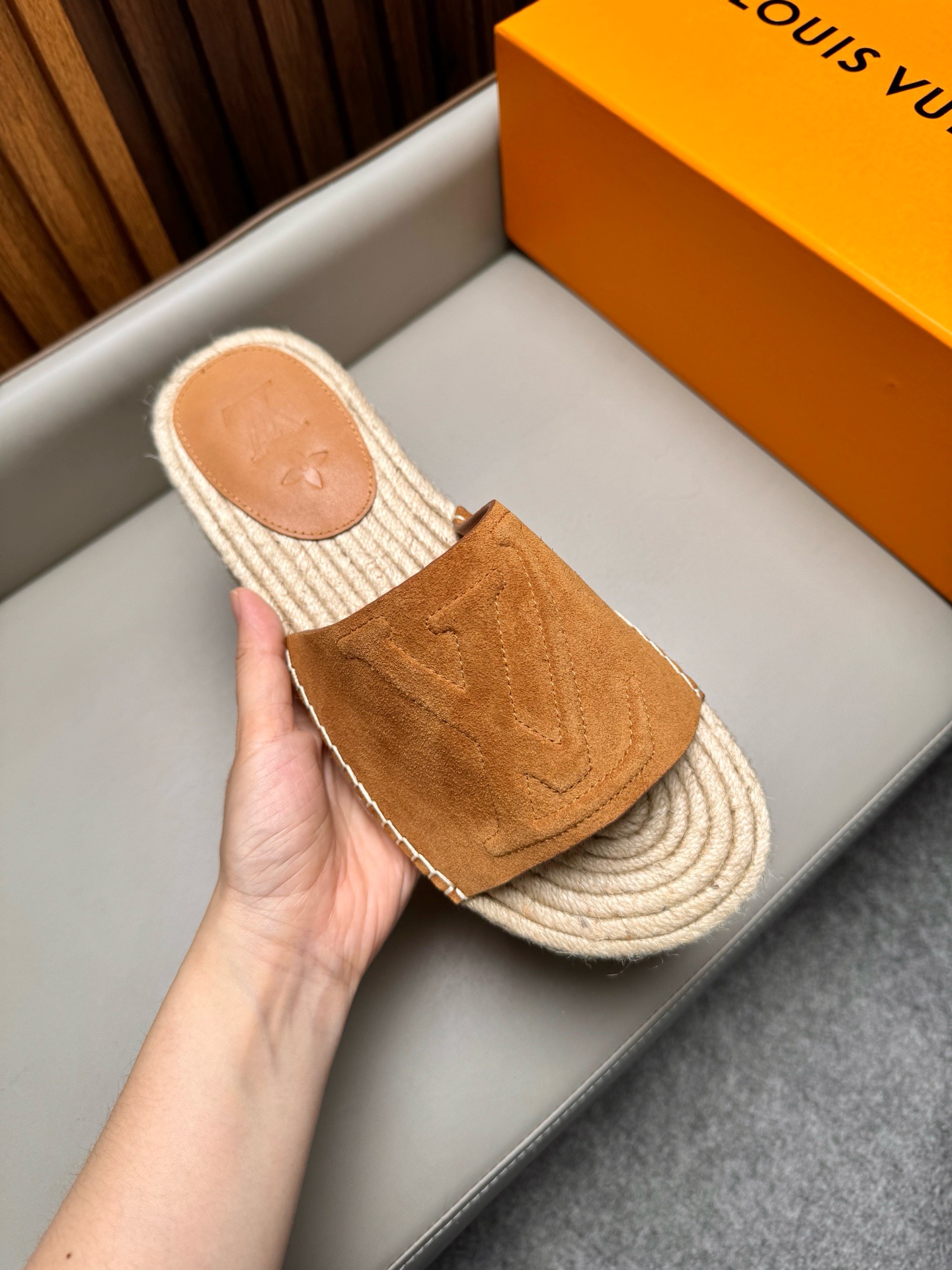 Шлёпанцы мужские в стиле Louis Vuitton из натуральной замши рыжего цвета