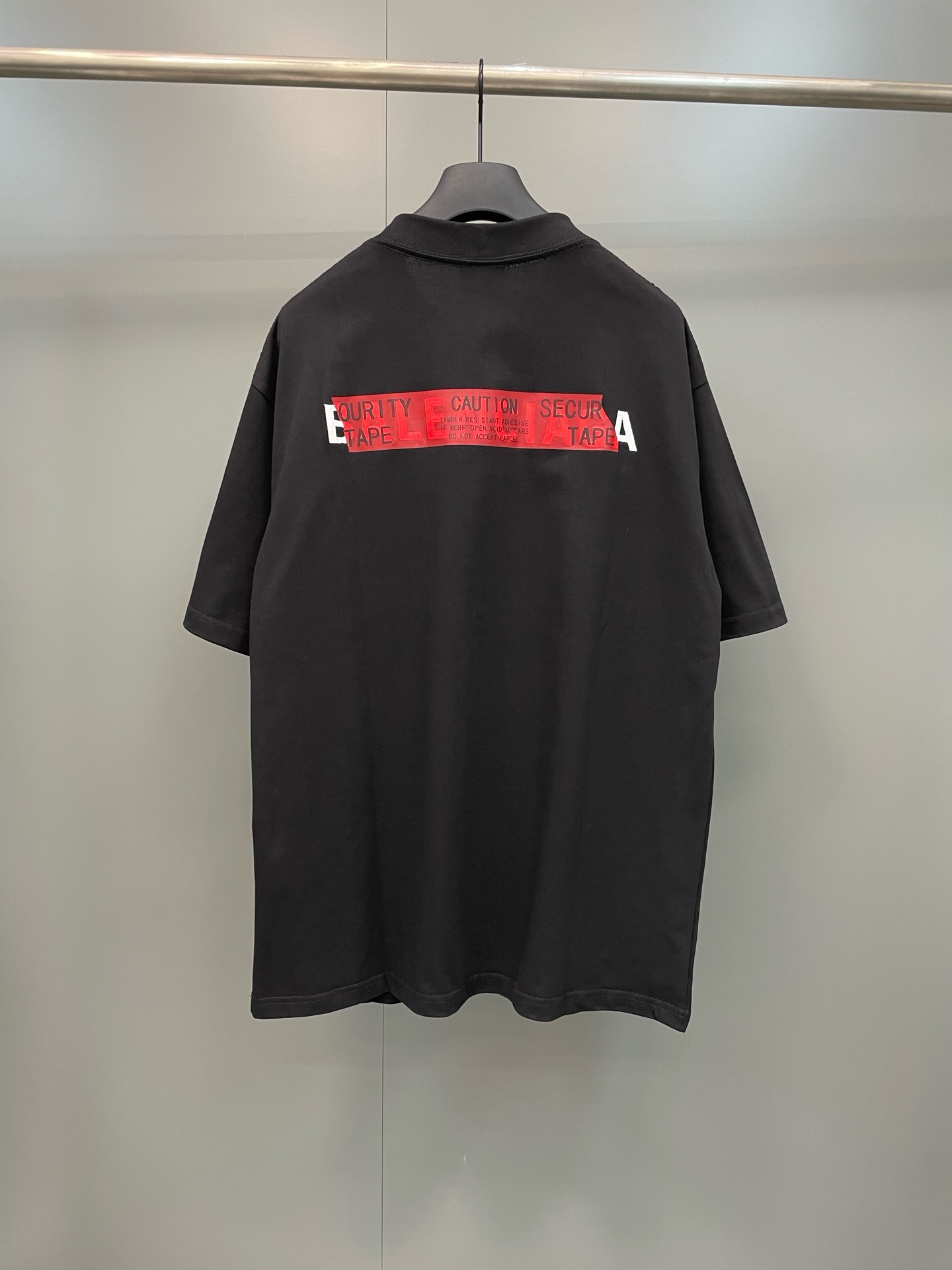 Футболка мужская Balenciaga Security Tape Logo Oversized  чёрного цвета с красным принтом
