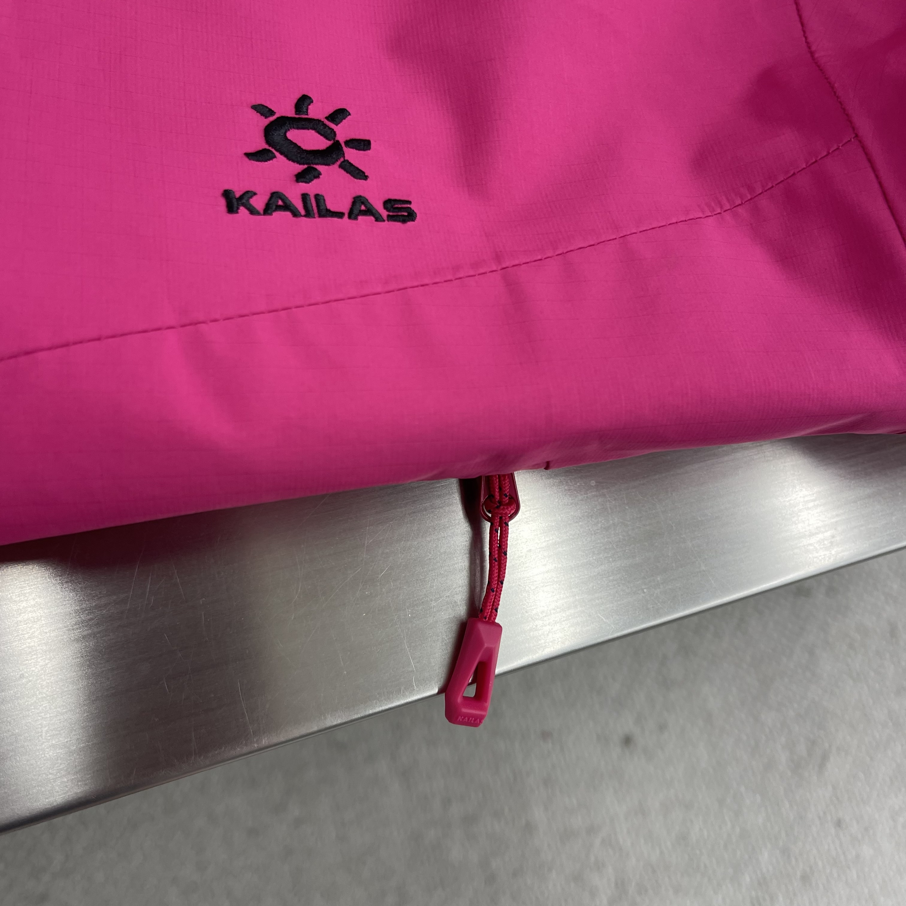 Куртка мужская Kailas softshell с капюшоном ярко-розового цвета водо- и ветрозащитная