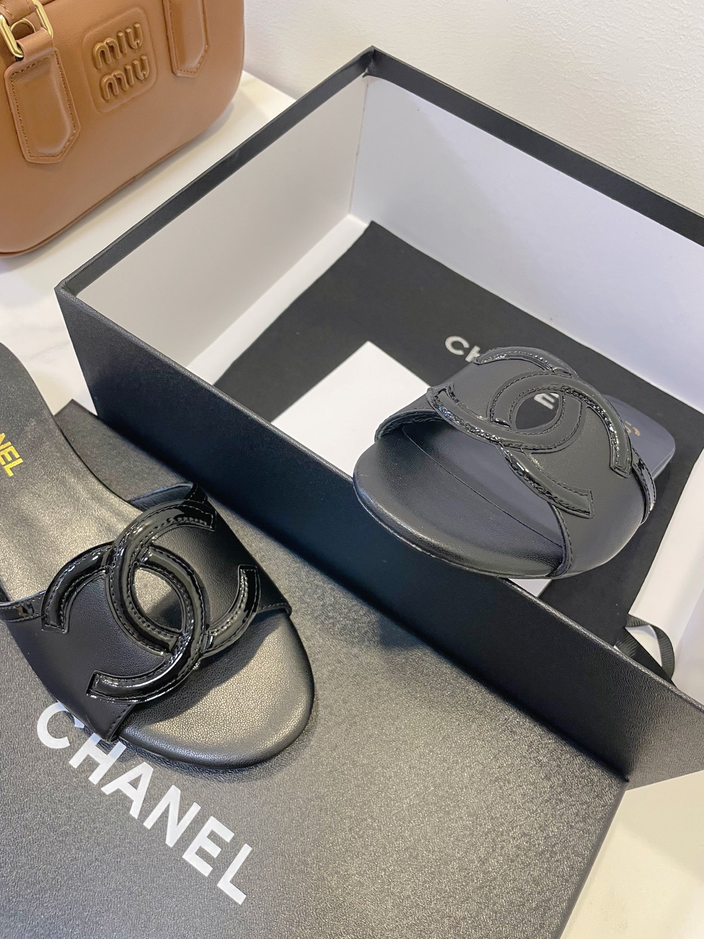 Мюли женские в стиле Chanel 26 с логотипом CC тёмно-синего цвета