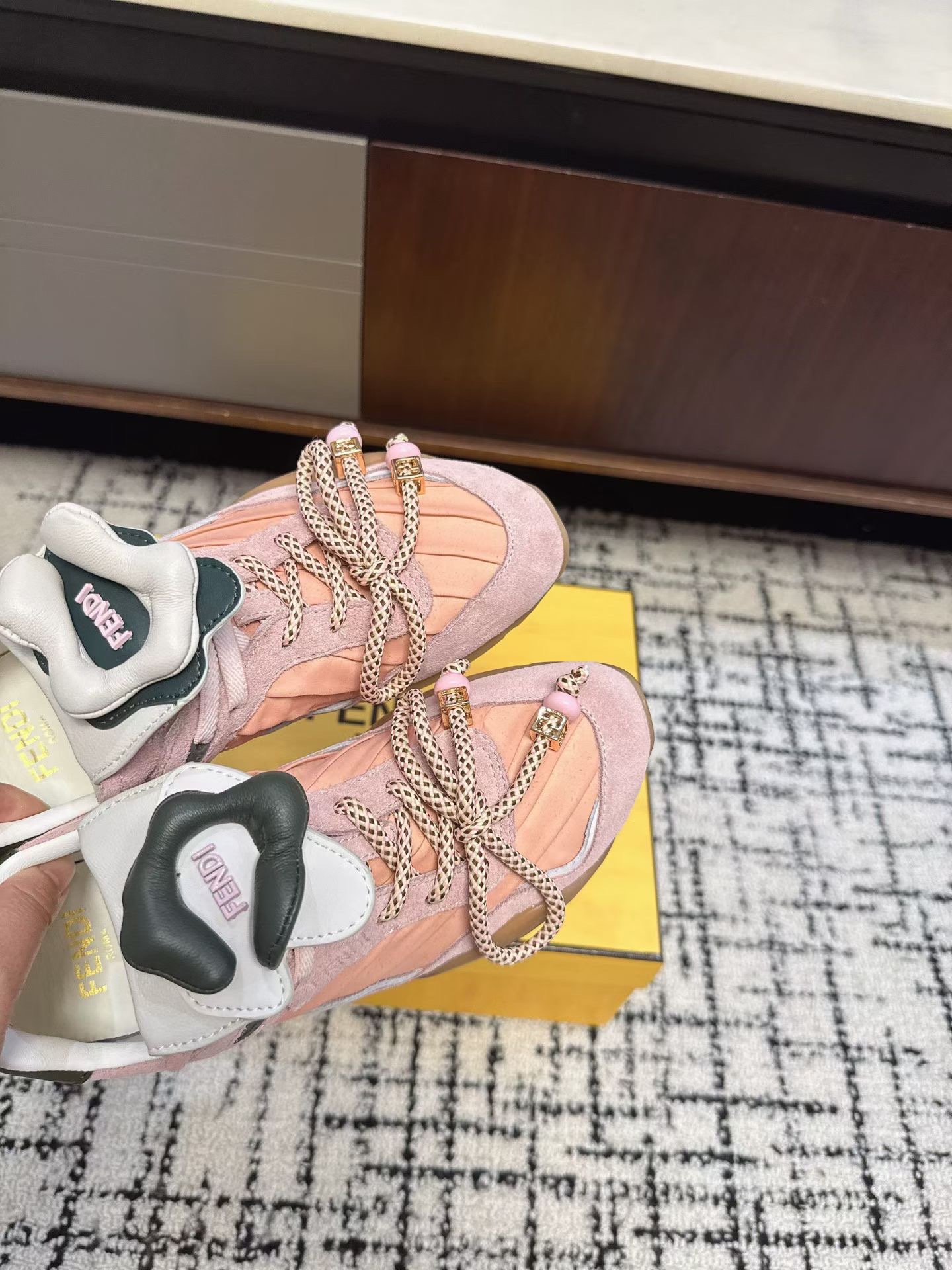 Кроссовки женские в стиле Fendi Delfina розового цвета