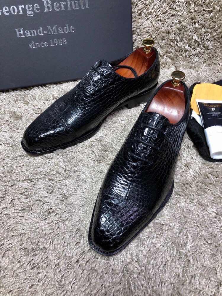Туфли мужские Berluti из кожи крокодила черного цвета