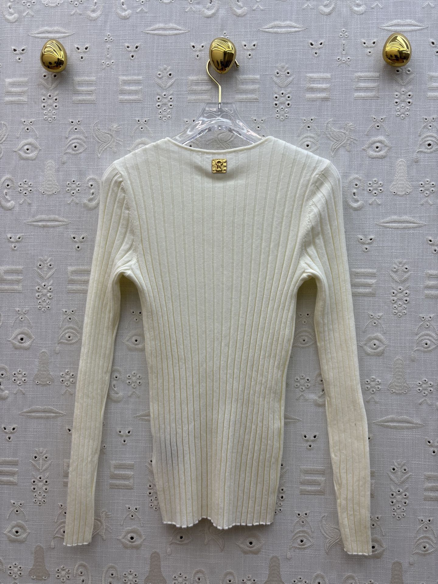 Свитер женский в стиле Schiaparelli молочного цвета с декоративными пуговицами