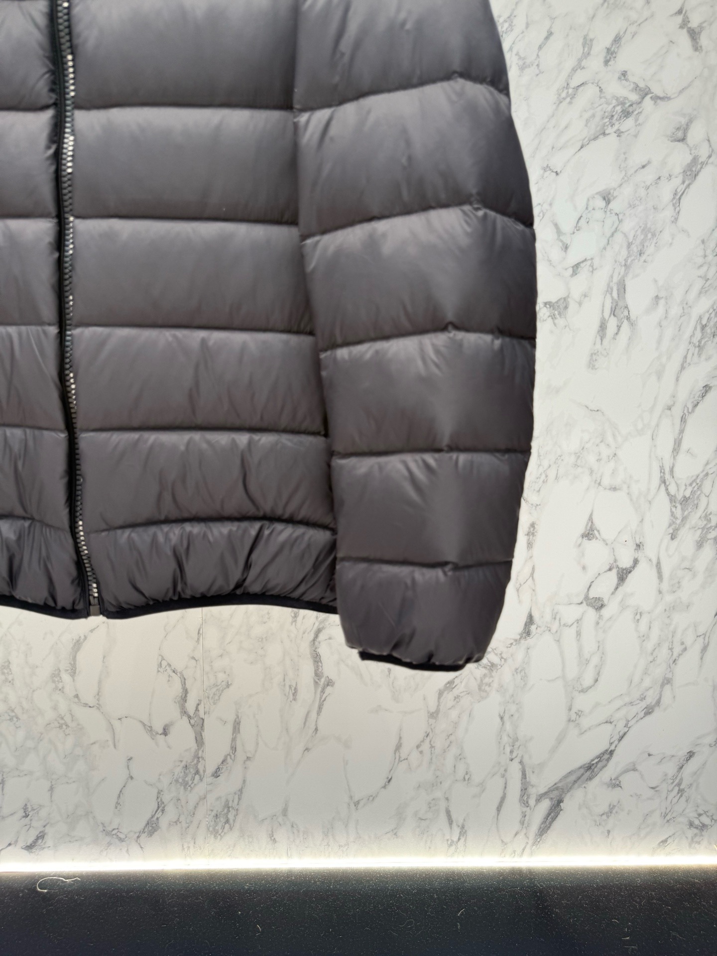 Пуховик мужской Moncler из нейлона графитового цвета с капюшоном и натуральным пухом